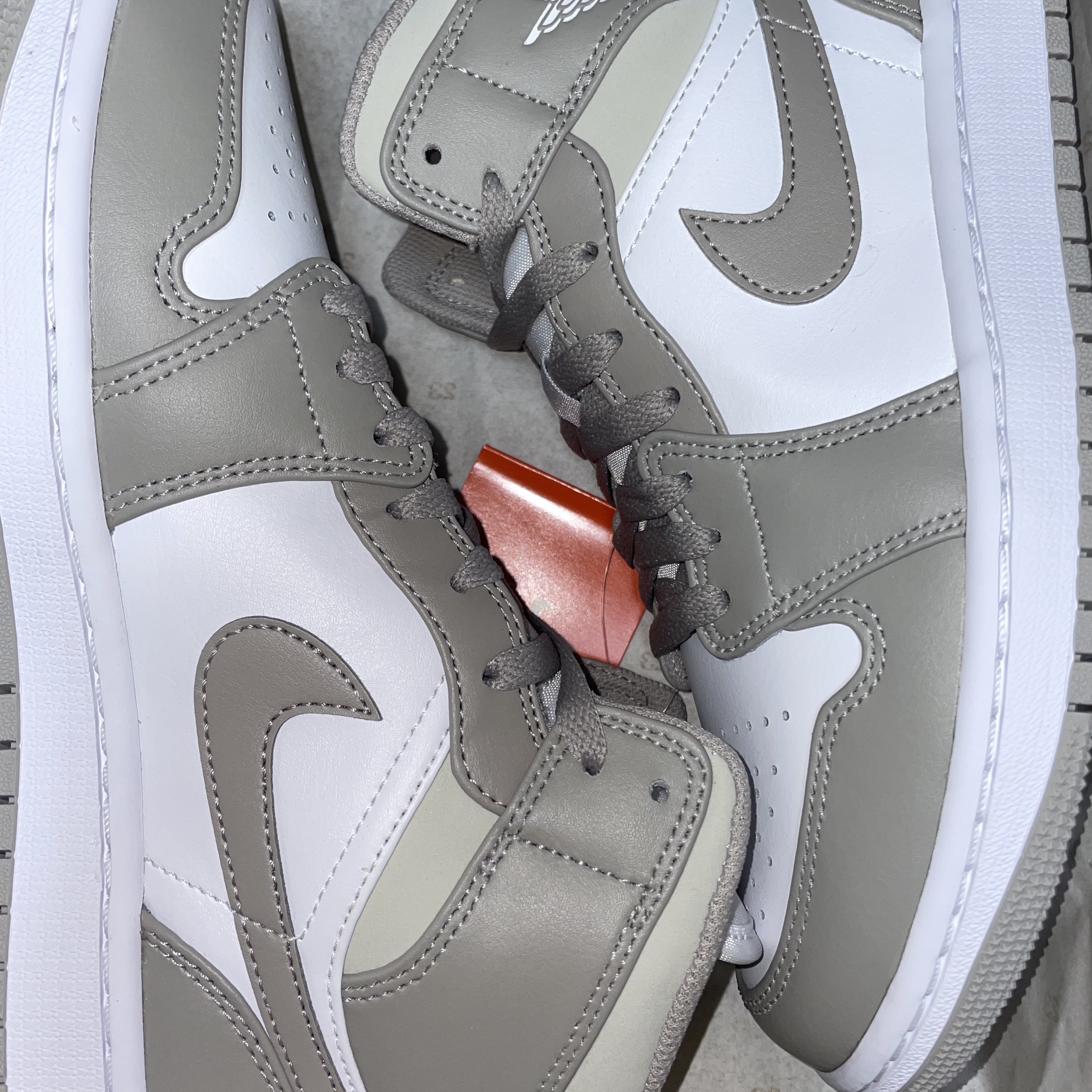 Jordan 1 Mid College Grey 착용 스타일