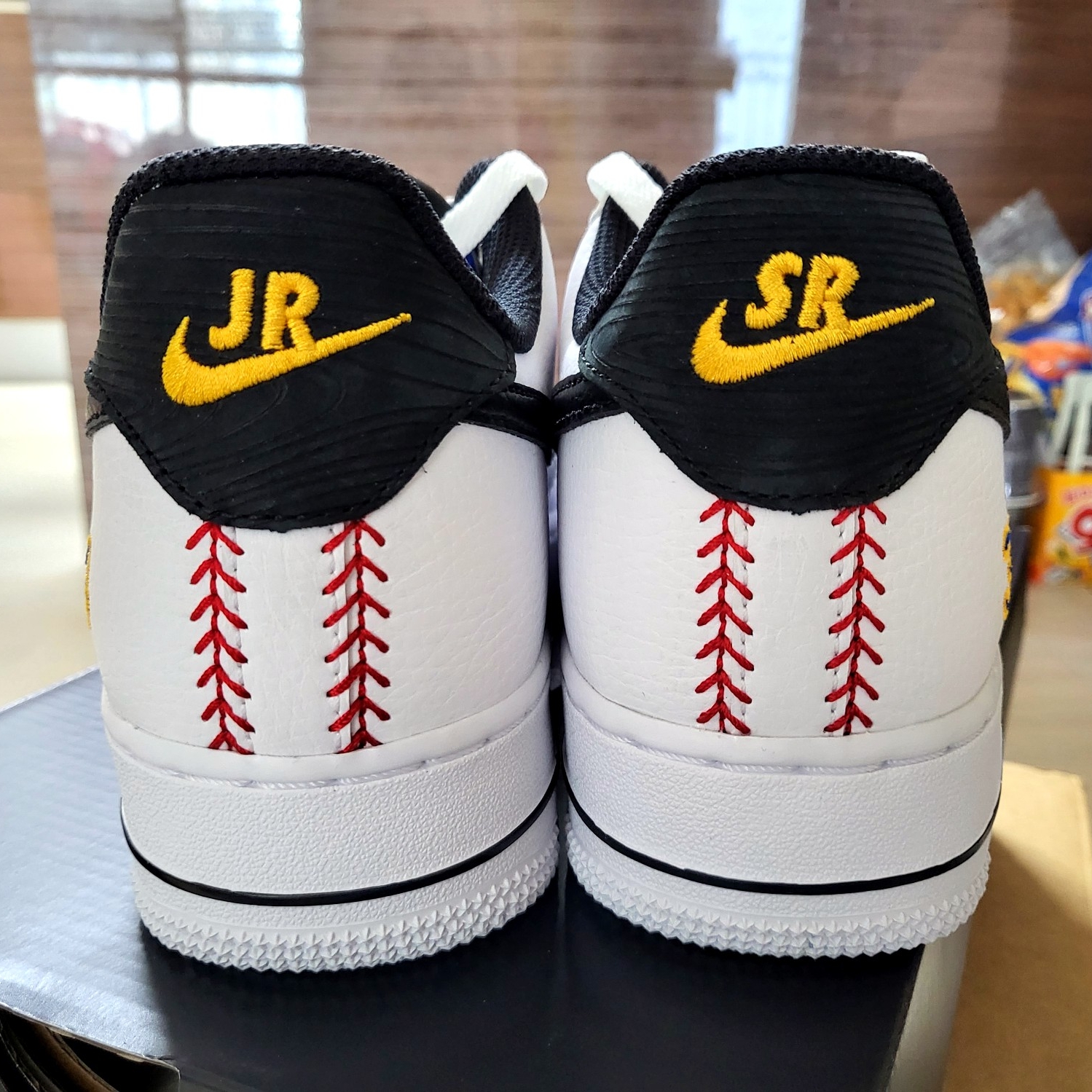 Nike Air Force 1 '07 LV8 Ken Griffey Jr. and Sr. Swingman 착용 스타일 - 2