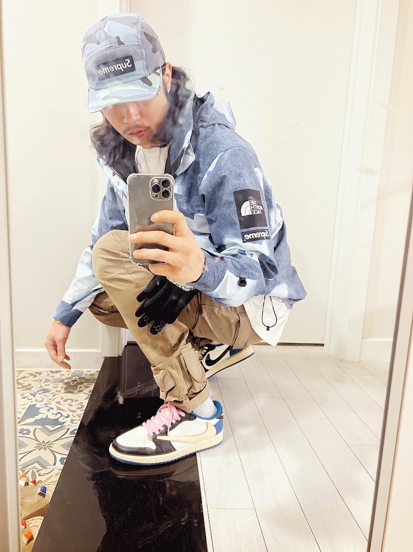 Supreme x The North Face Bleached Denim Print Mountain Jacket Indigo - 21FW, Jordan 1 x Travis Scott x Fragment Retro Low OG SP Military Blue 착용 스타일 - 3