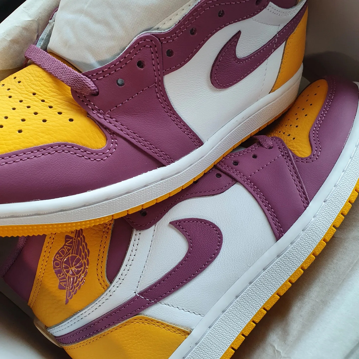 Nike Dunk Low Retro Championship Court Purple, Jordan 1 Retro High OG University Gold Light Bordeaux 착용 스타일 - 2