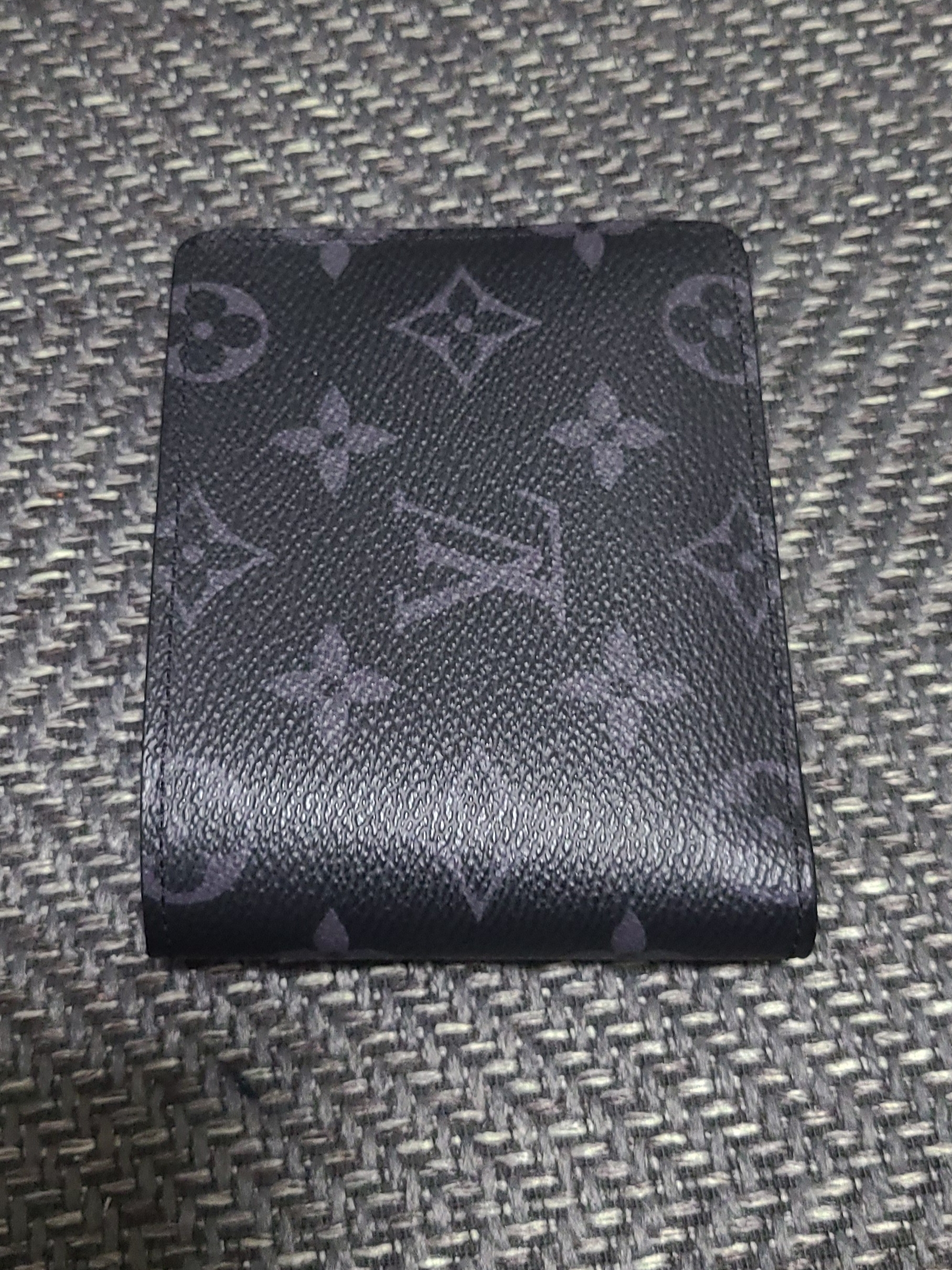 Louis Vuitton Multiple Wallet Monogram Eclipse, Louis Vuitton Pocket Organizer Monogram Eclipse 착용 스타일 - 1