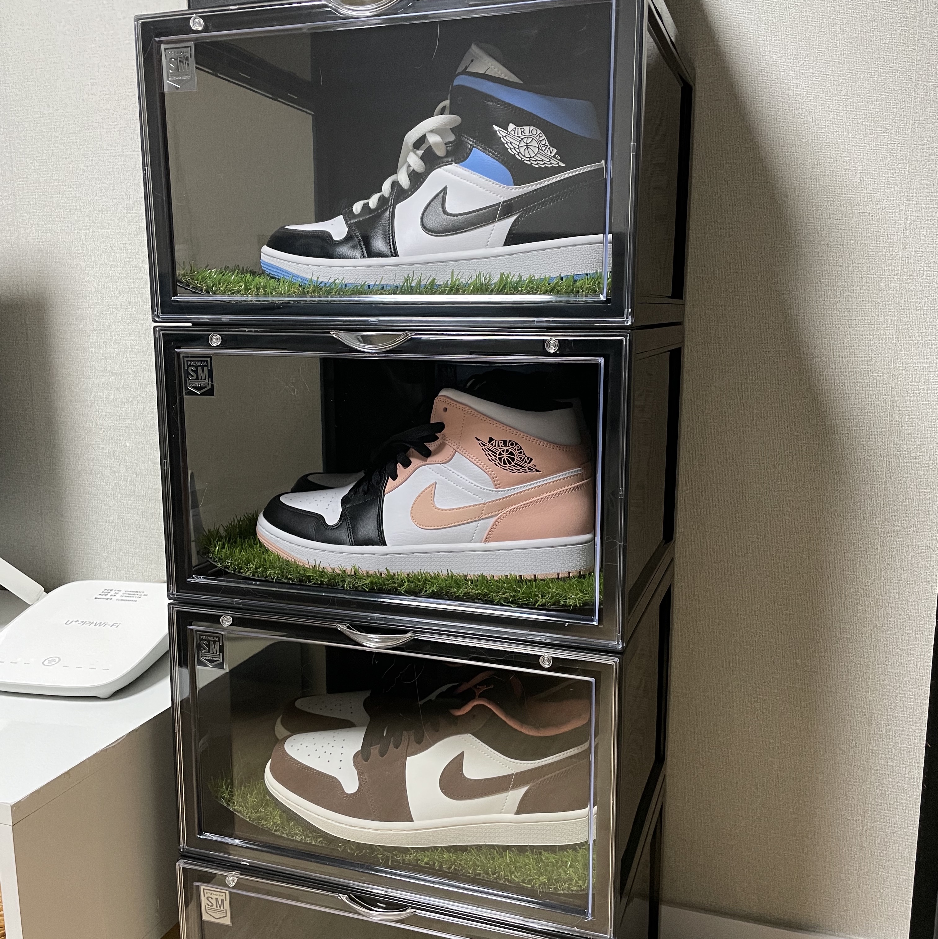 Jordan 1 Low SE Chocolate Bliss, (W) Jordan 1 Mid White Black University Blue 착용 스타일