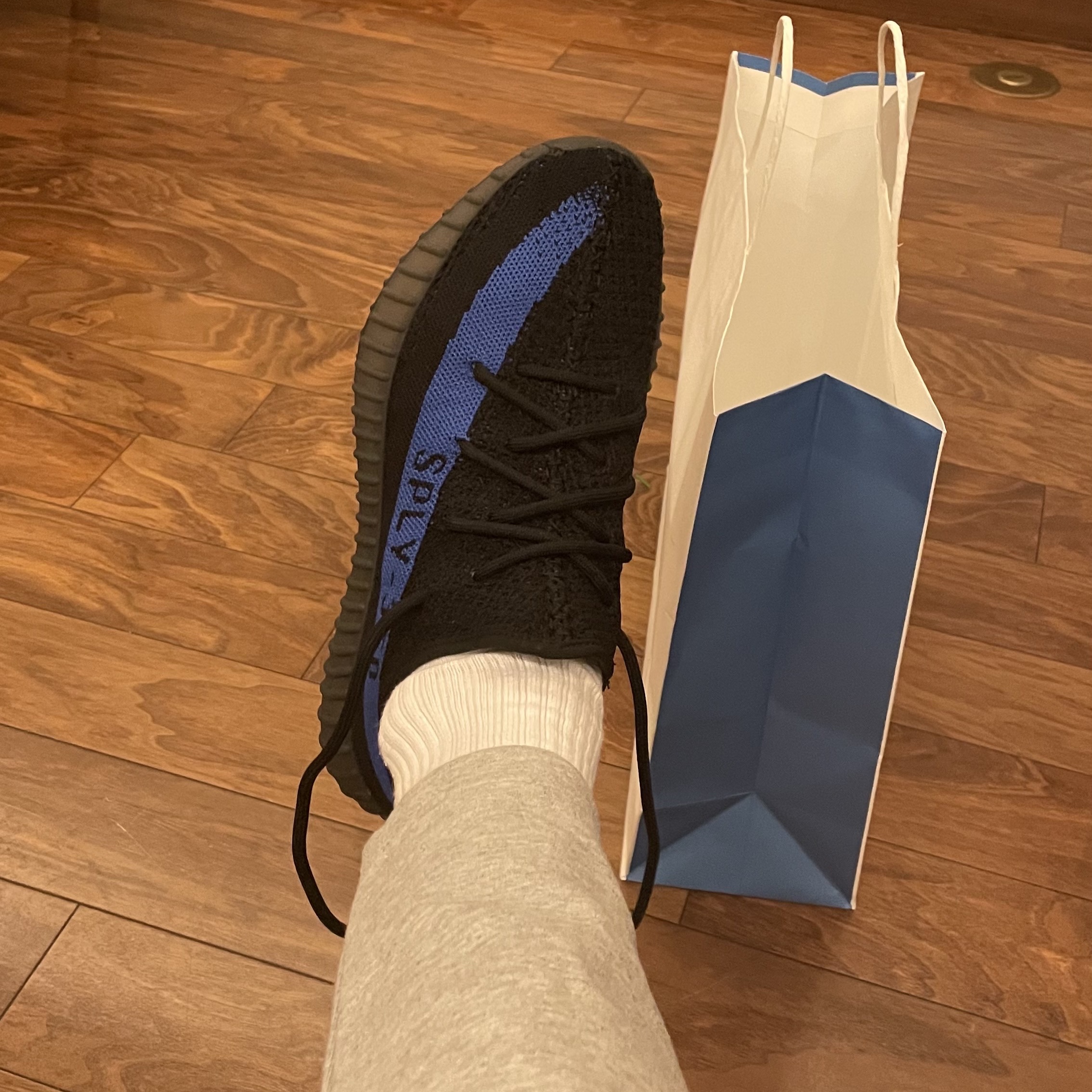 Adidas Yeezy Boost 350 V2 Dazzling Blue 착용 스타일 - 3