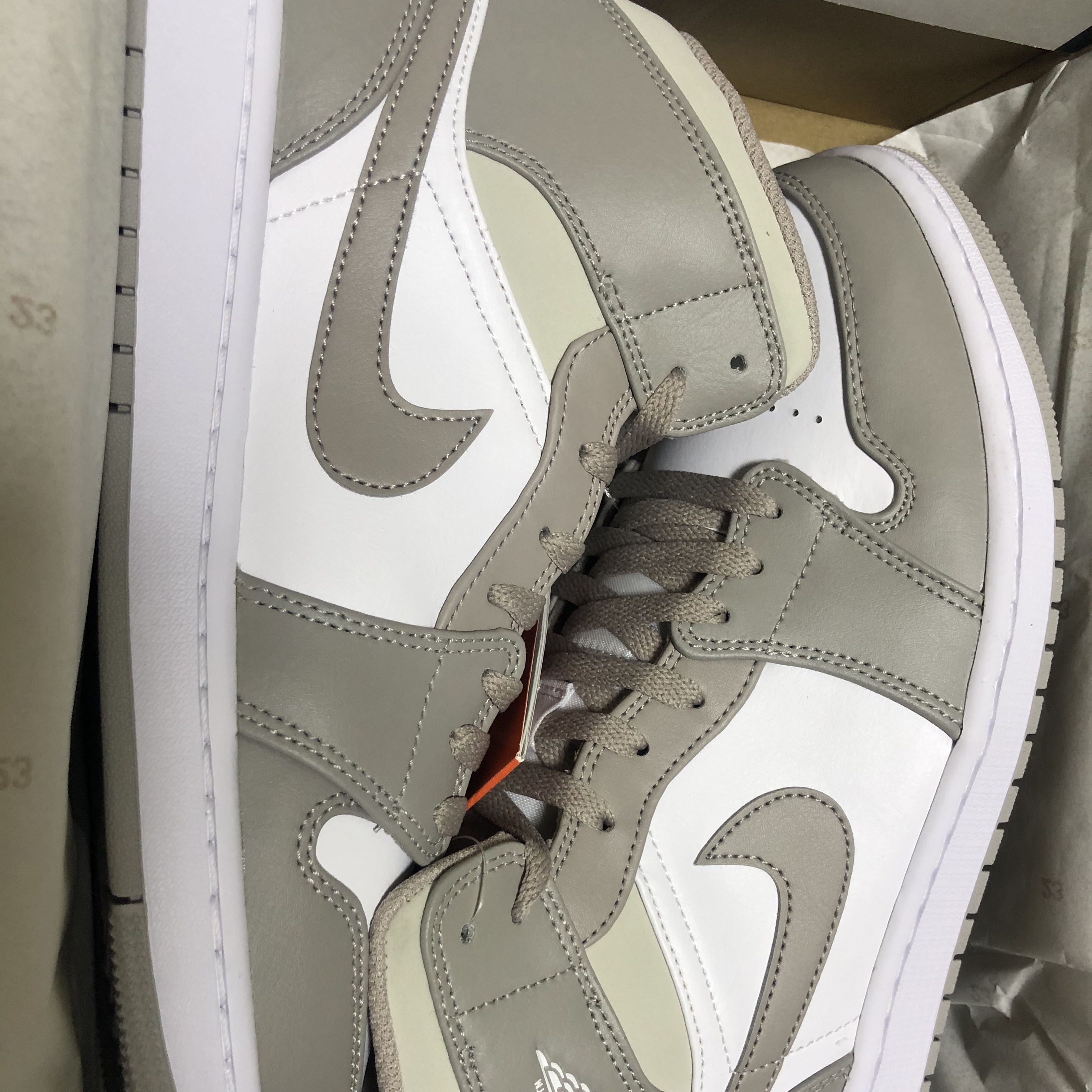 Jordan 1 Mid College Grey 착용 스타일
