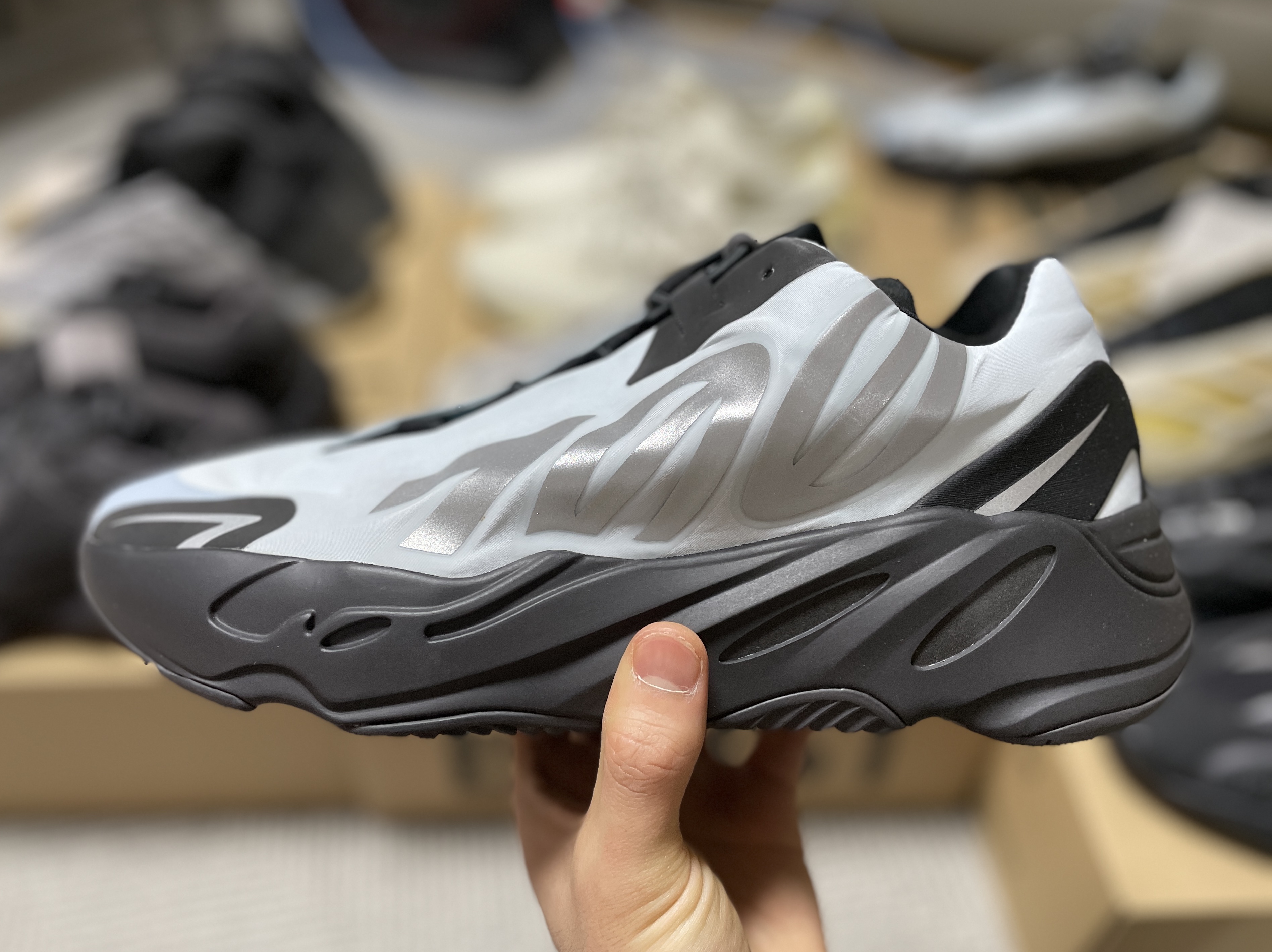 Adidas Yeezy Boost 700 MNVN Blue Tint 착용 스타일