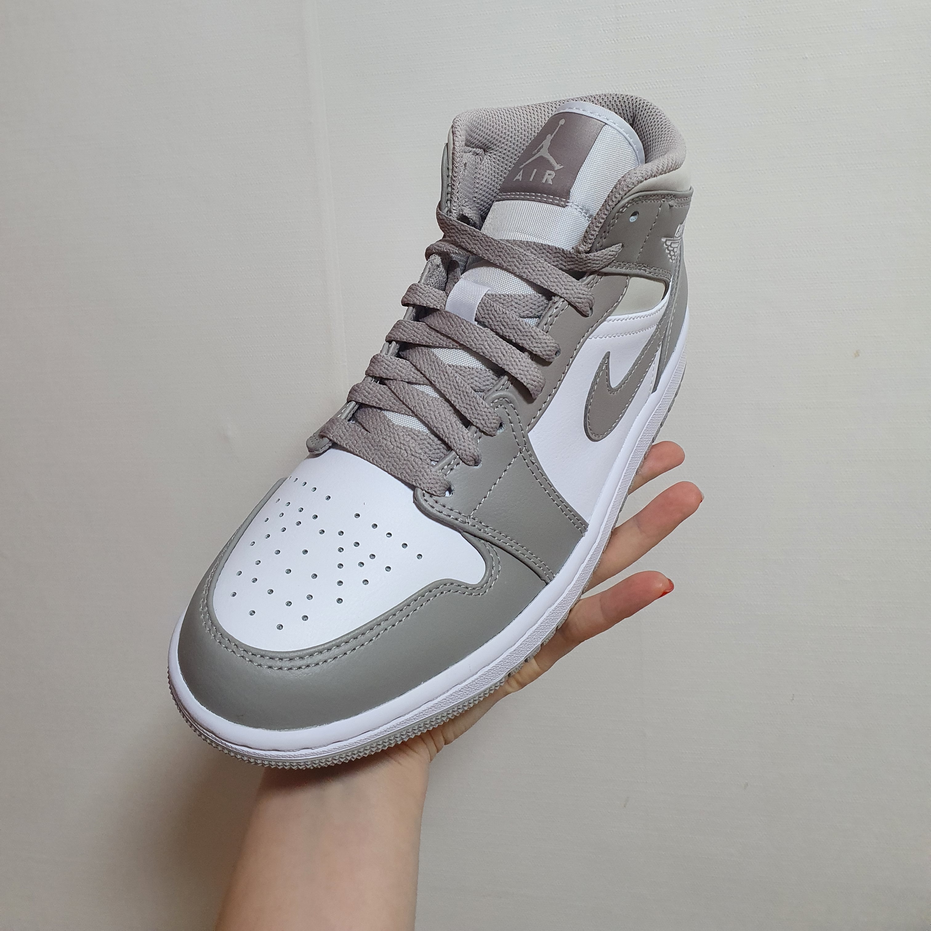 Jordan 1 Mid College Grey 착용 스타일