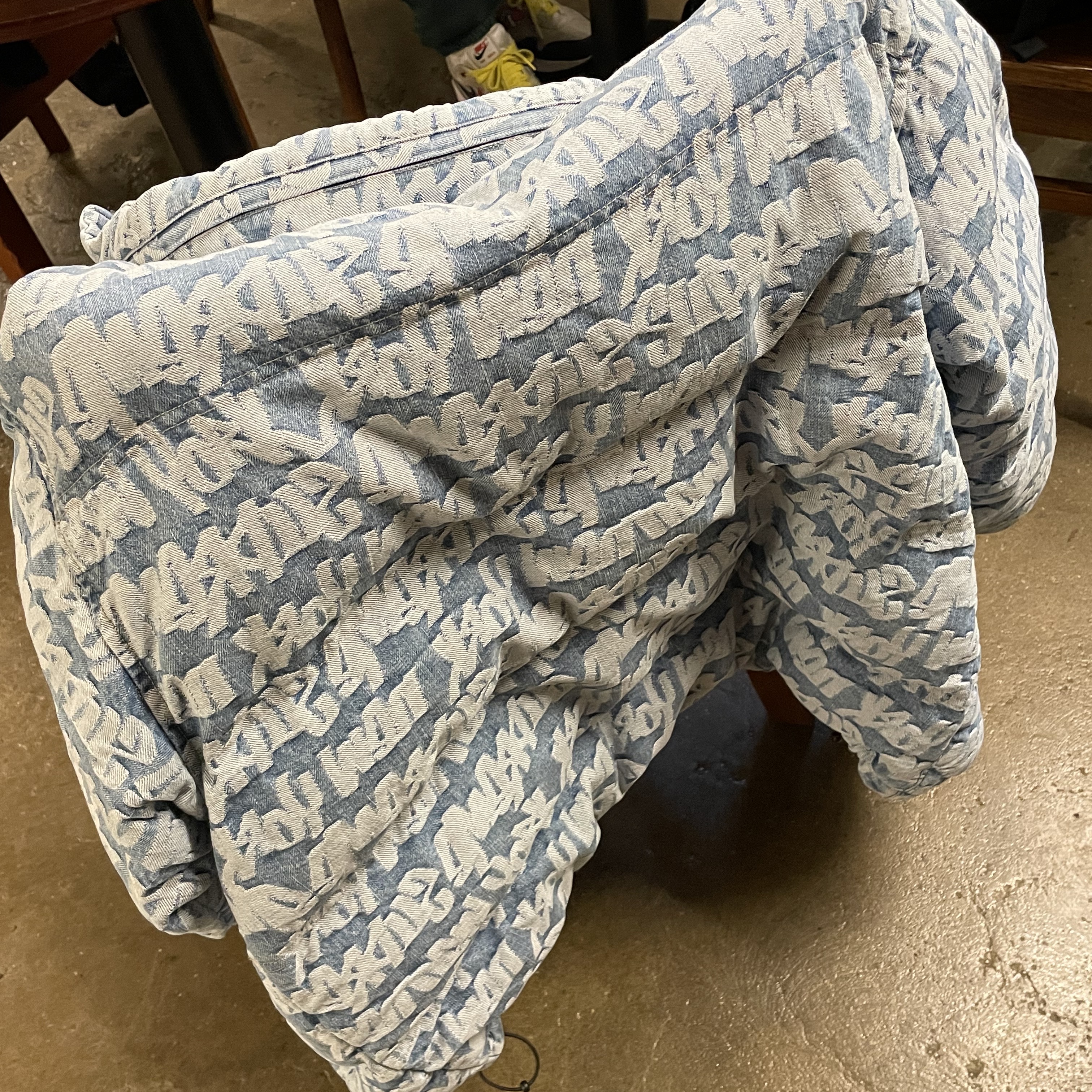 Supreme Fat Tip Jacquard Denim Puffer Jacket Blue - 22SS 착용 스타일 - 1