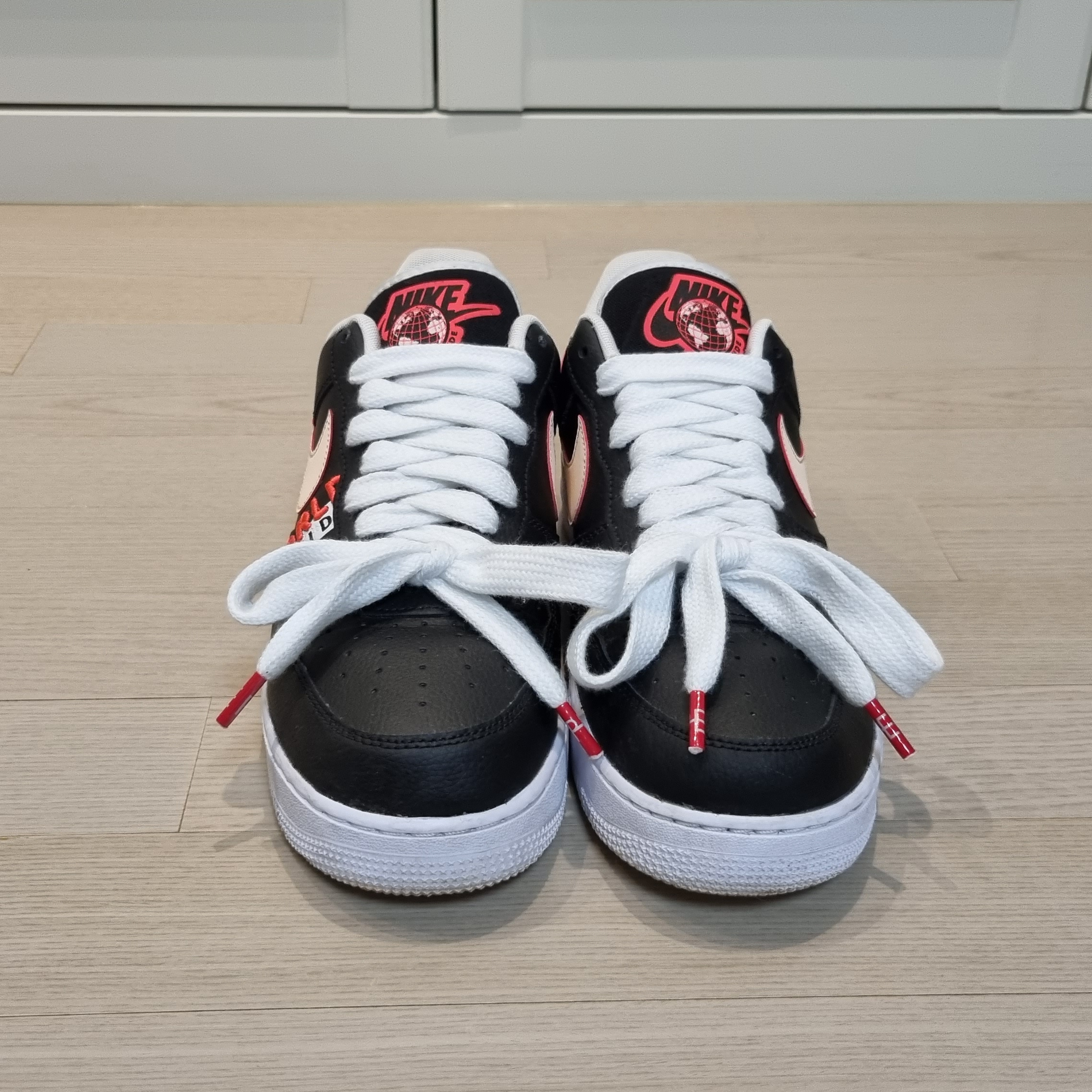 Nike Air Force 1 '07 LV8 Worldwide Pack Black Crimson 착용 스타일 - 3