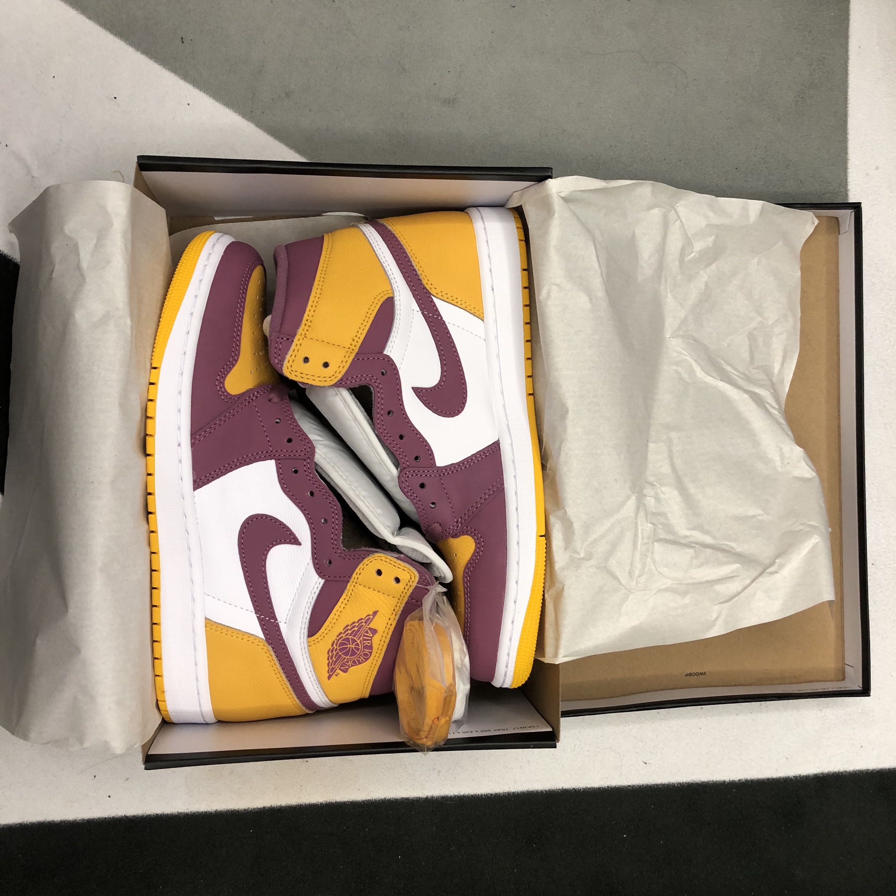 Jordan 1 Retro High OG University Gold Light Bordeaux 착용 스타일 - 3
