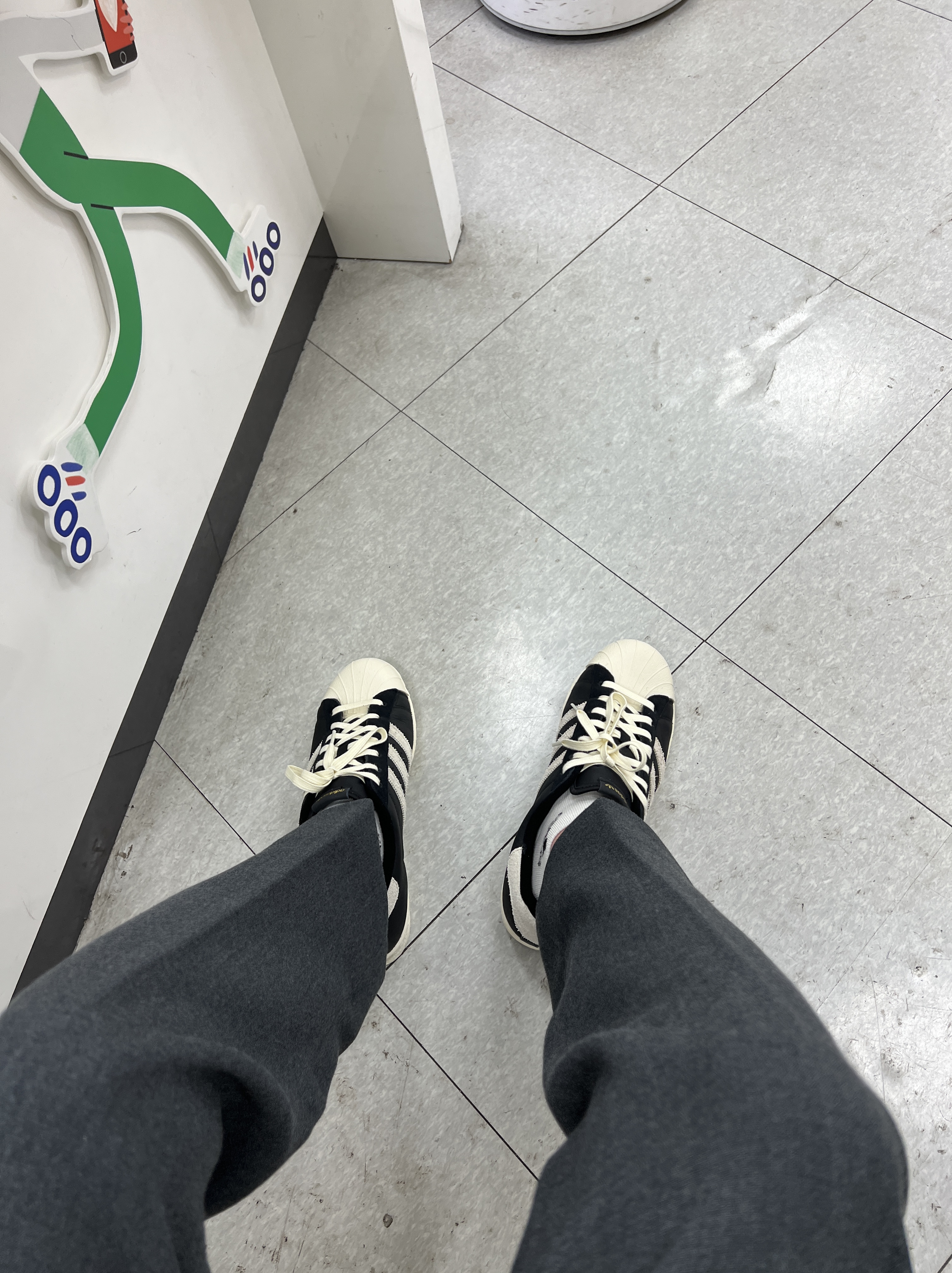 Adidas Superstar 82 Black White 착용 스타일 - 2