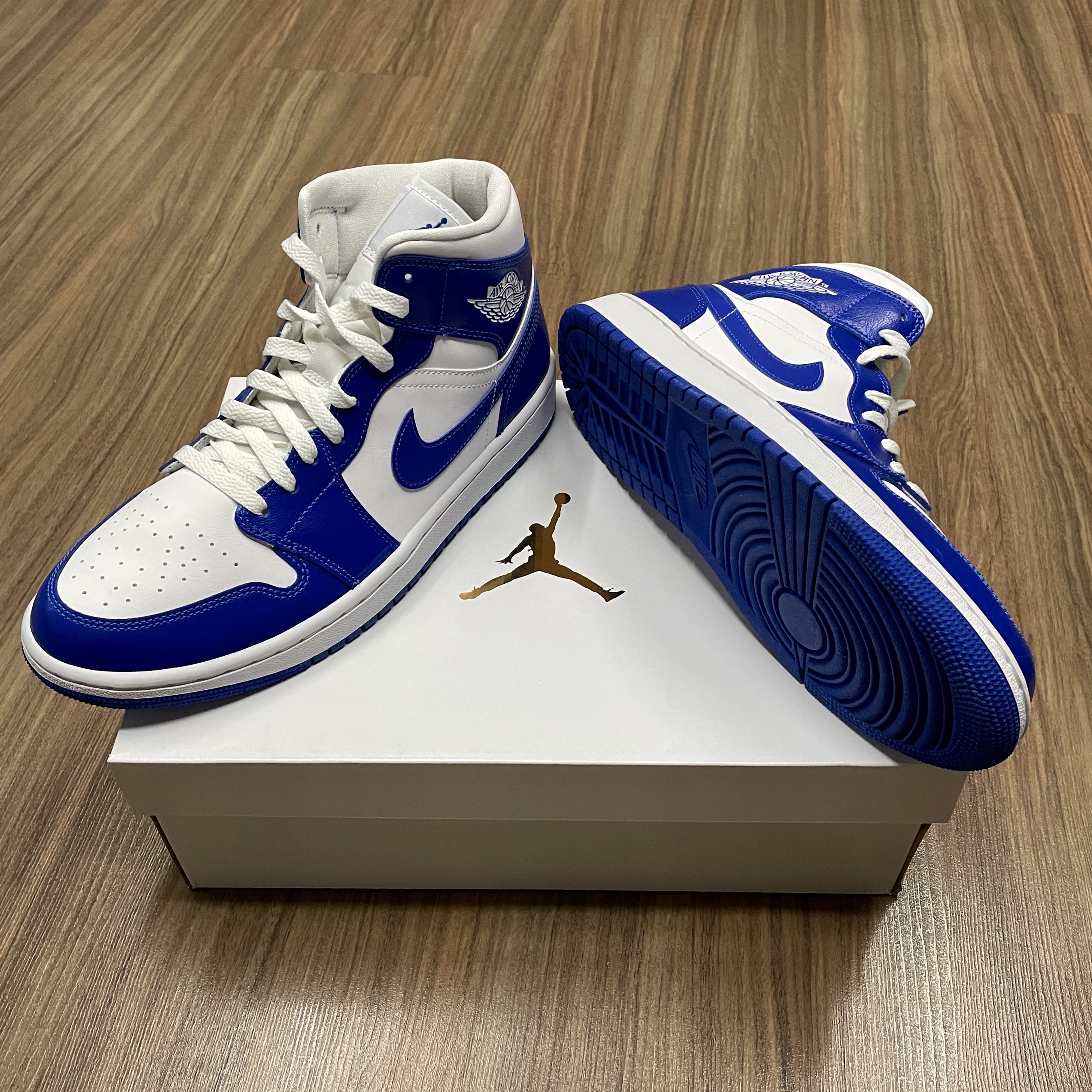 (W) Jordan 1 Mid White Hyper Royal 착용 스타일 - 1