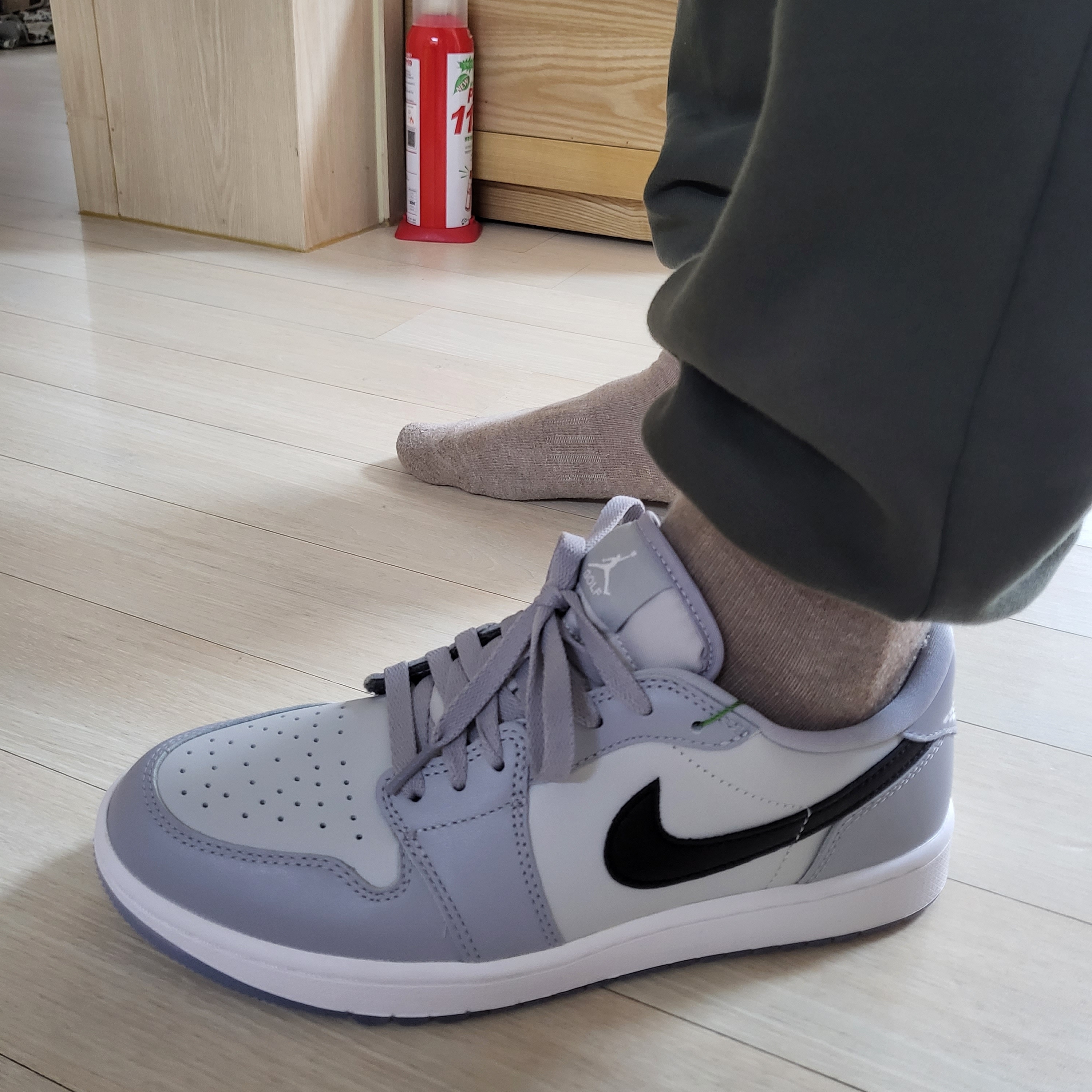 Jordan 1 Low Golf Wolf Grey 착용 스타일 - 1