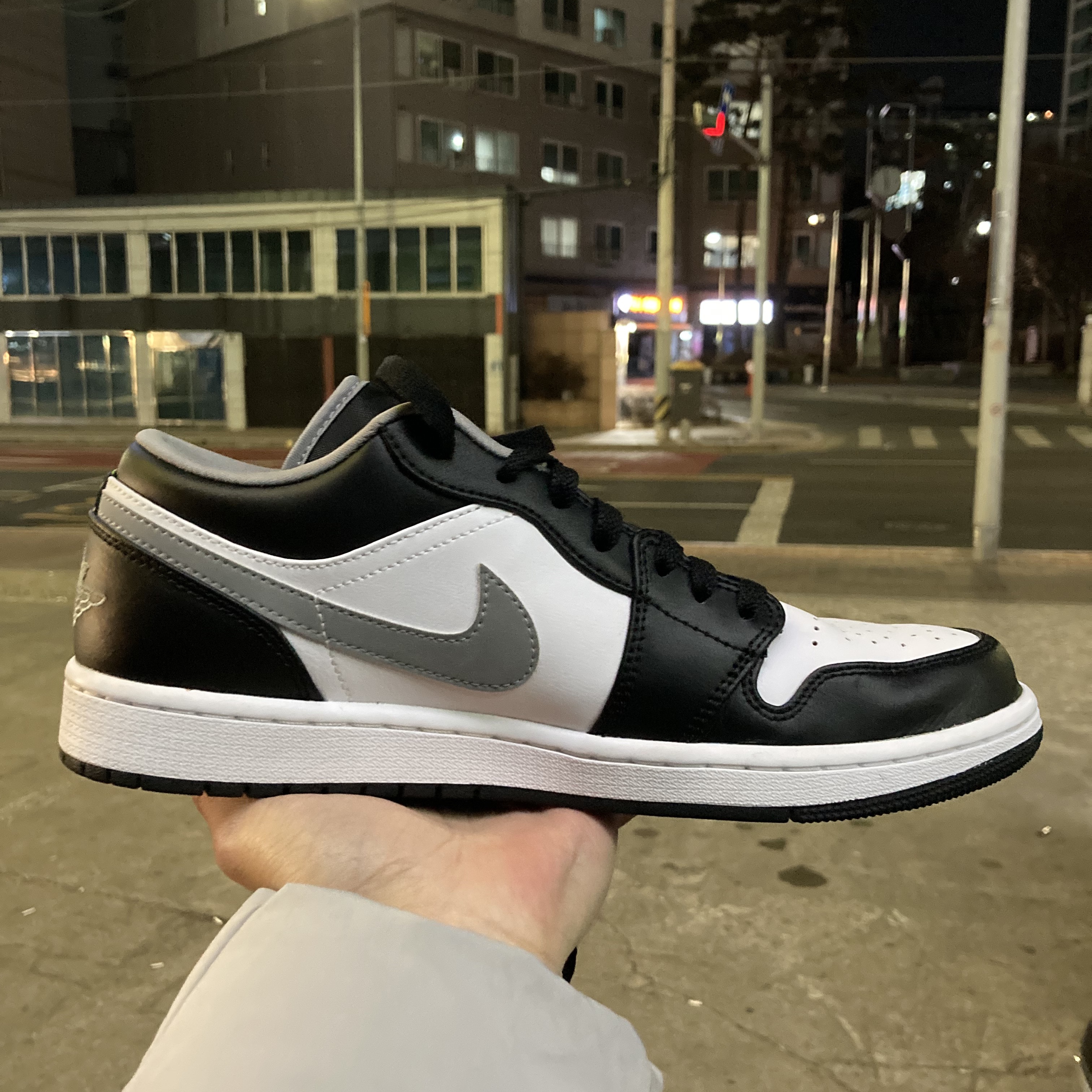 Jordan 1 Low Black Particle Grey 착용 스타일 - 2
