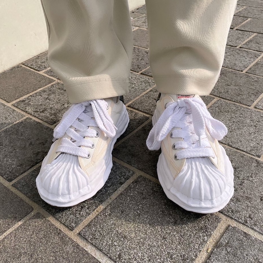 Maison Mihara Yasuhiro Blakey OG Sole Canvas Low-top Sneakers White 착용 스타일 - 2