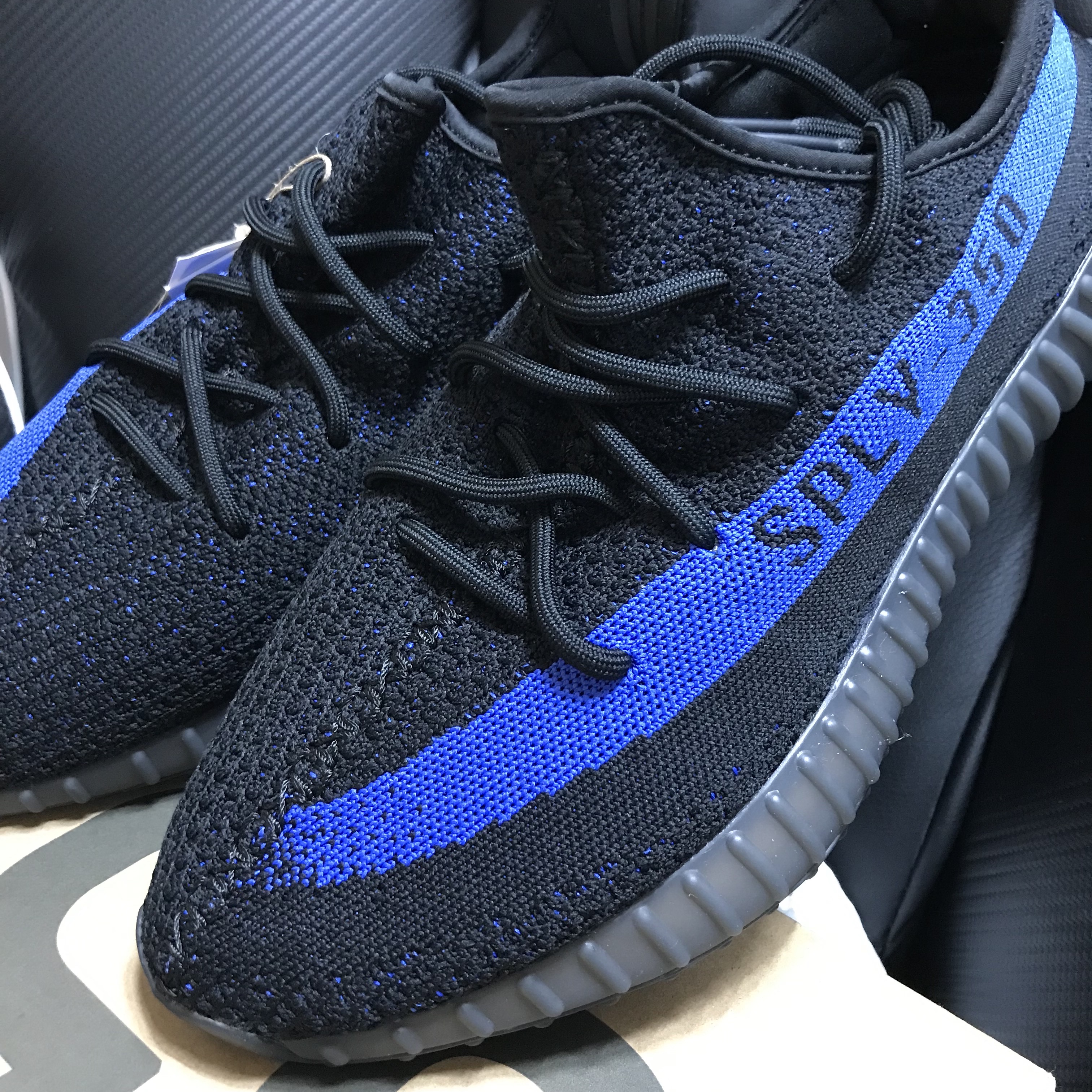 Adidas Yeezy Boost 350 V2 Dazzling Blue 착용 스타일 - 1