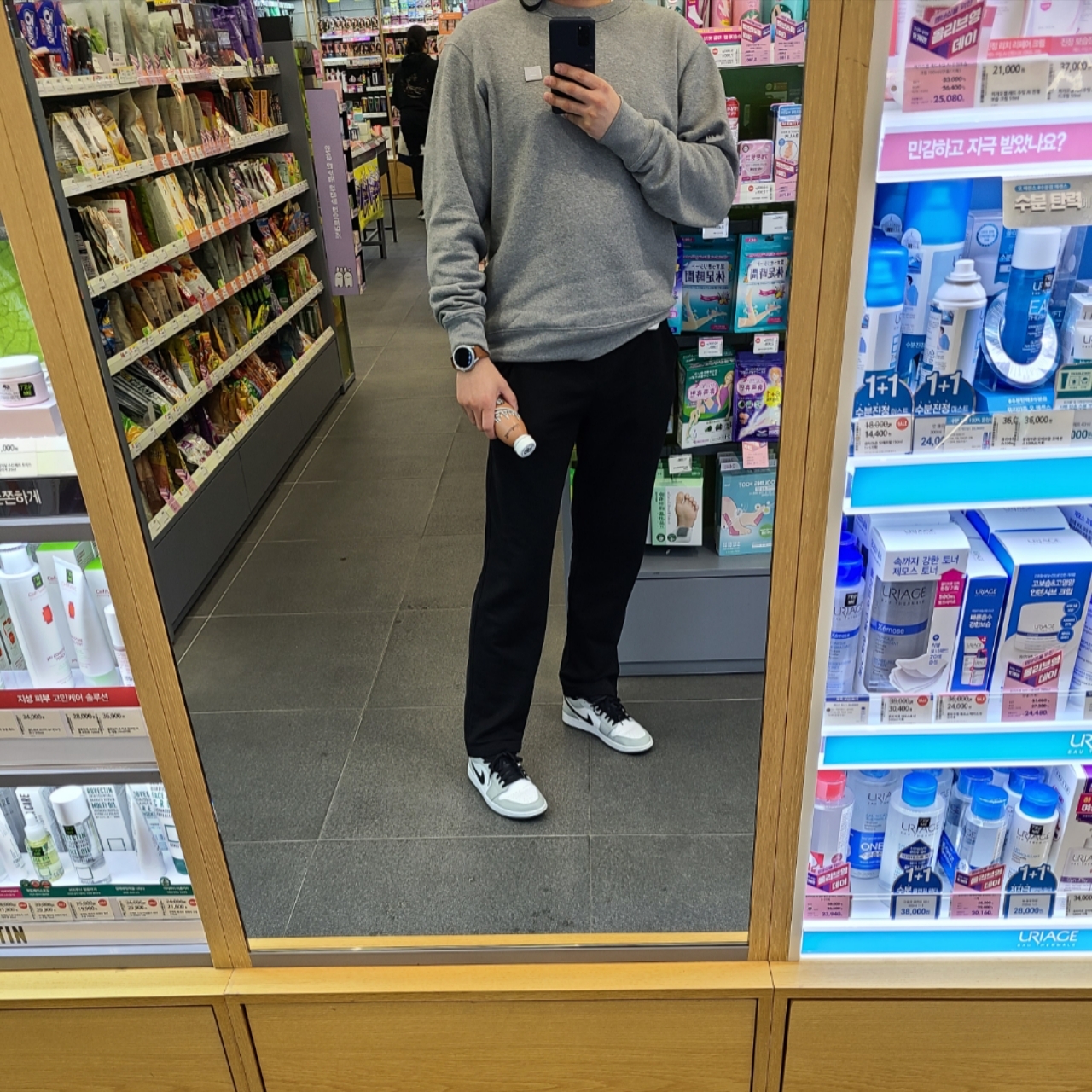 Jordan 1 Low Light Smoke Grey, Acne Studios Fairview Face Crewneck Sweatshirt Light Grey Melange 착용 스타일