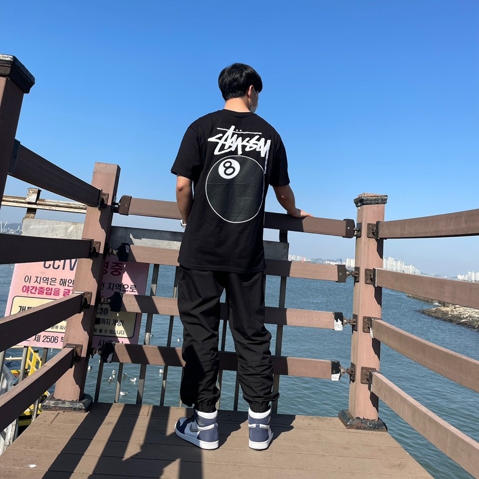 Stussy 8 Ball T-Shirt Black - 22SS, Jordan 1 Retro High OG CO.JP Midnight Navy 착용 스타일 - 3