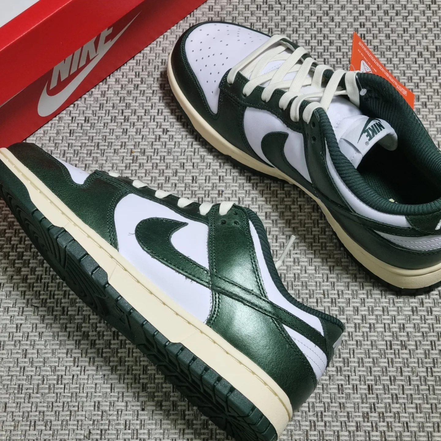 (W) Nike Dunk Low Vintage Green 착용 스타일 - 2
