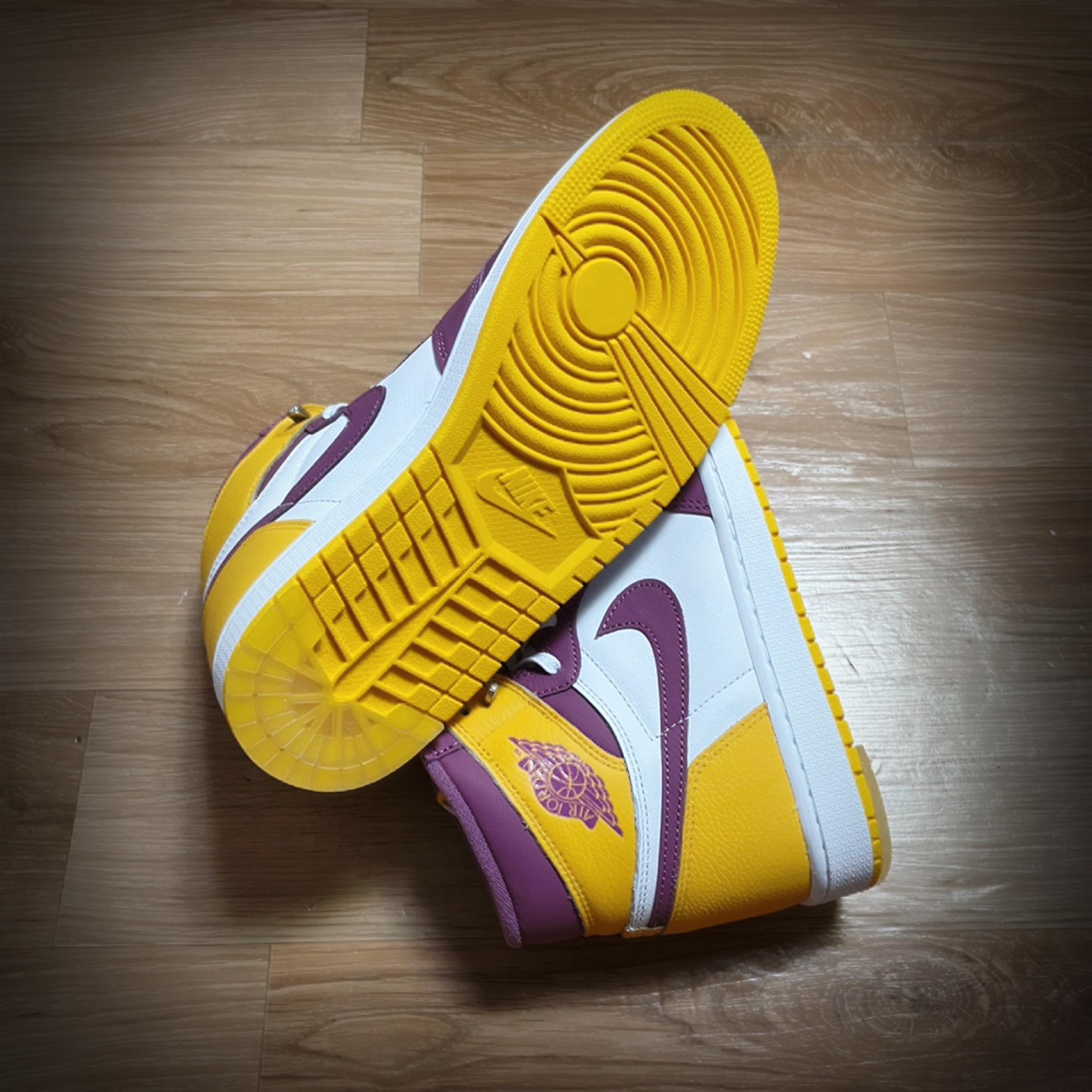 Jordan 1 Retro High OG University Gold Light Bordeaux 착용 스타일 - 3