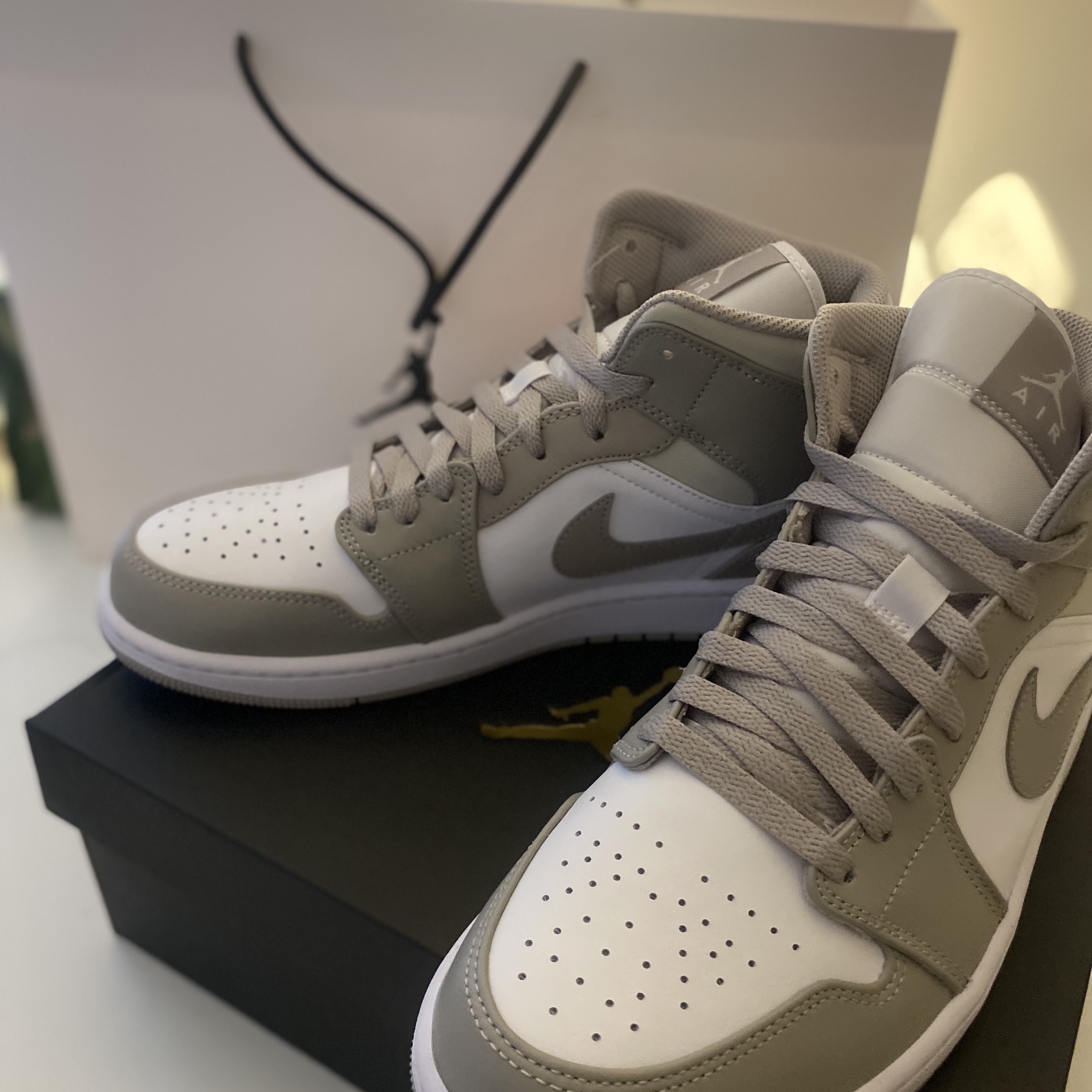 Jordan 1 Mid College Grey 착용 스타일 - 3