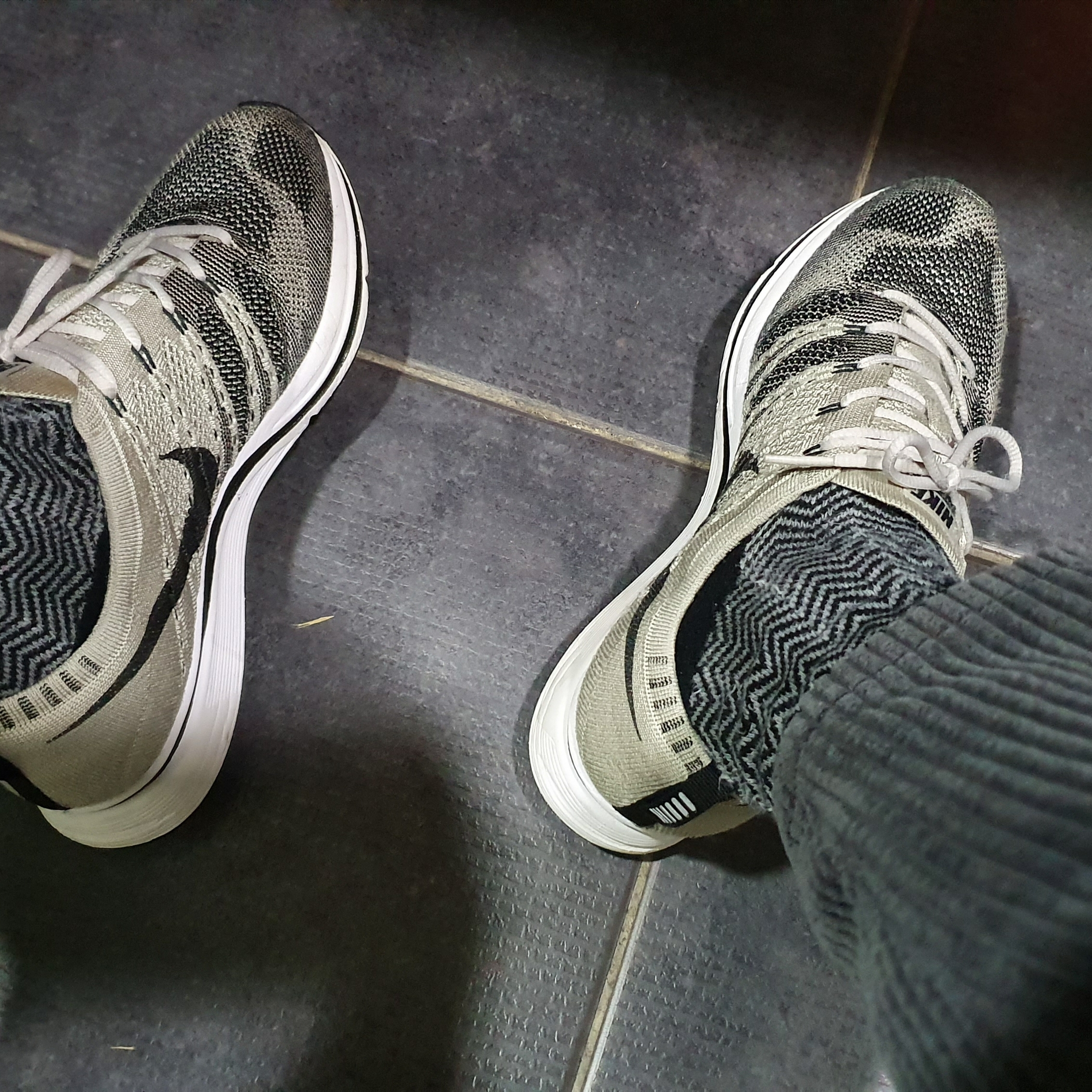 Nike Flyknit Trainer Pale Grey 착용 스타일