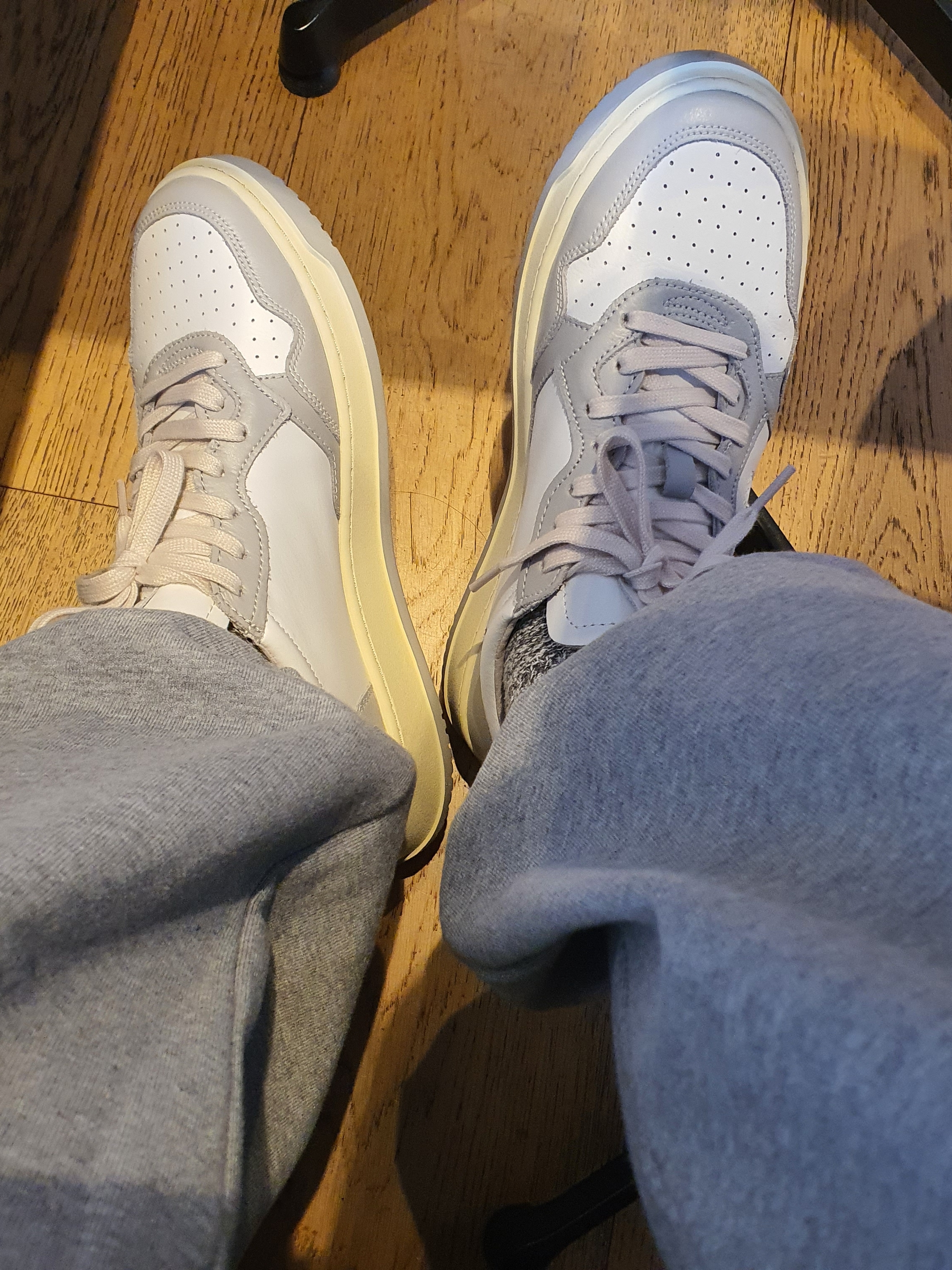 Autry Medalist Low Leather Sneakers Grey White, (W) Autry Medalist Low Leather Sneakers Grey White 착용 스타일 - 2