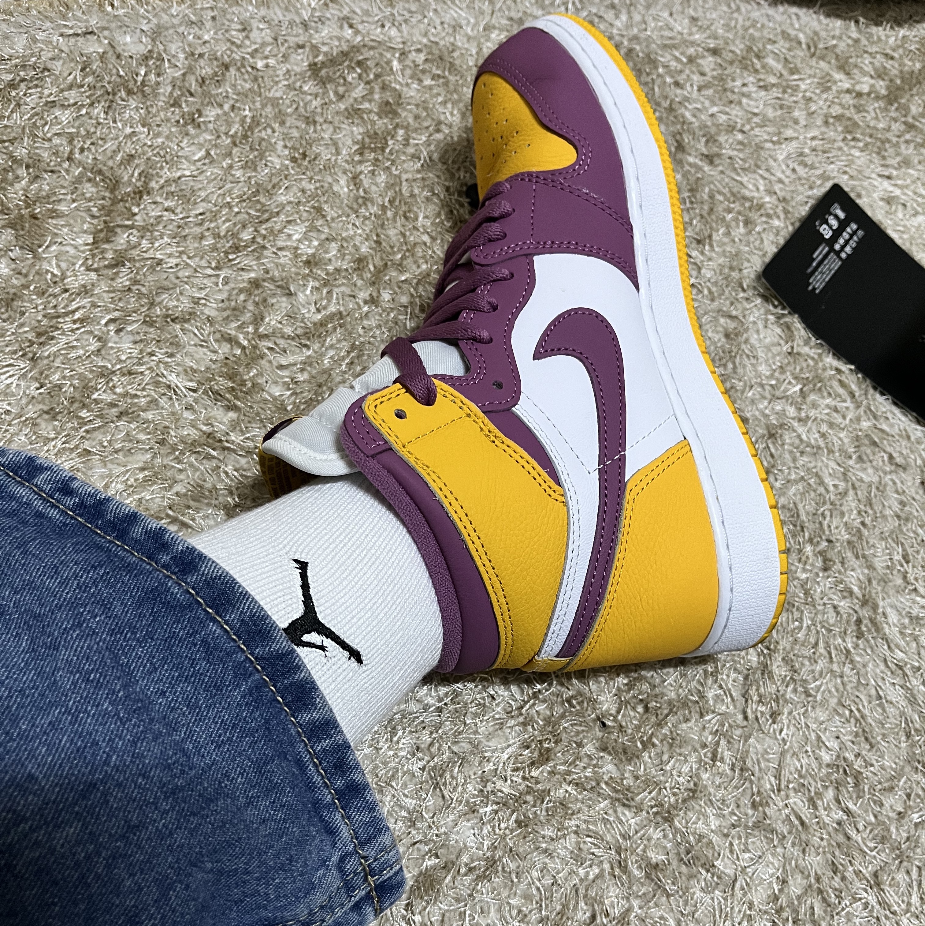 Jordan 1 Retro High OG University Gold Light Bordeaux 착용 스타일 - 3