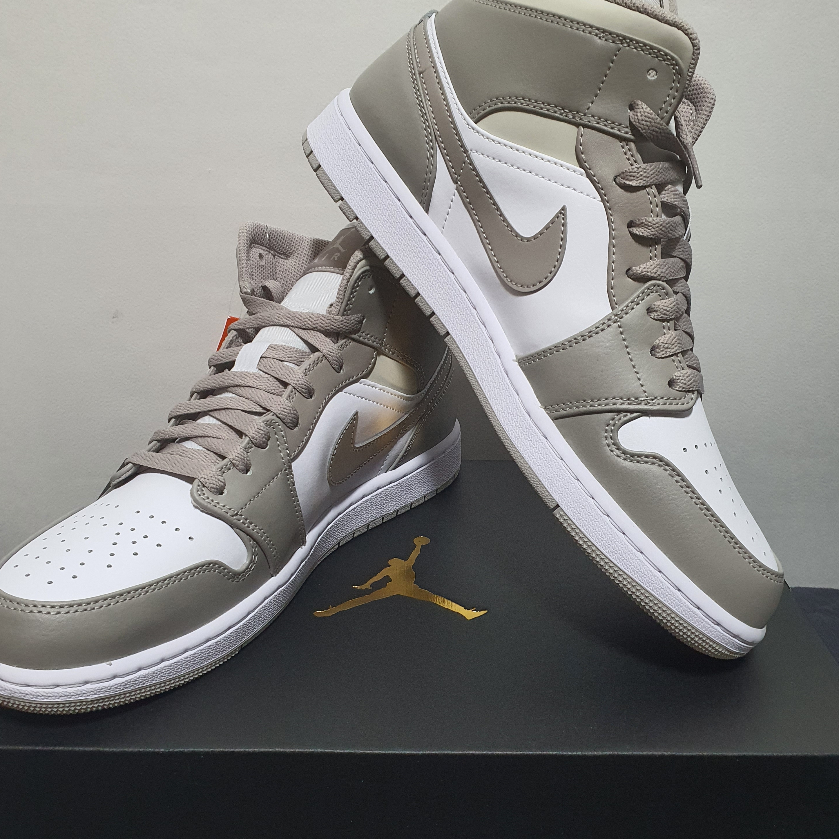 Jordan 1 Mid College Grey 착용 스타일