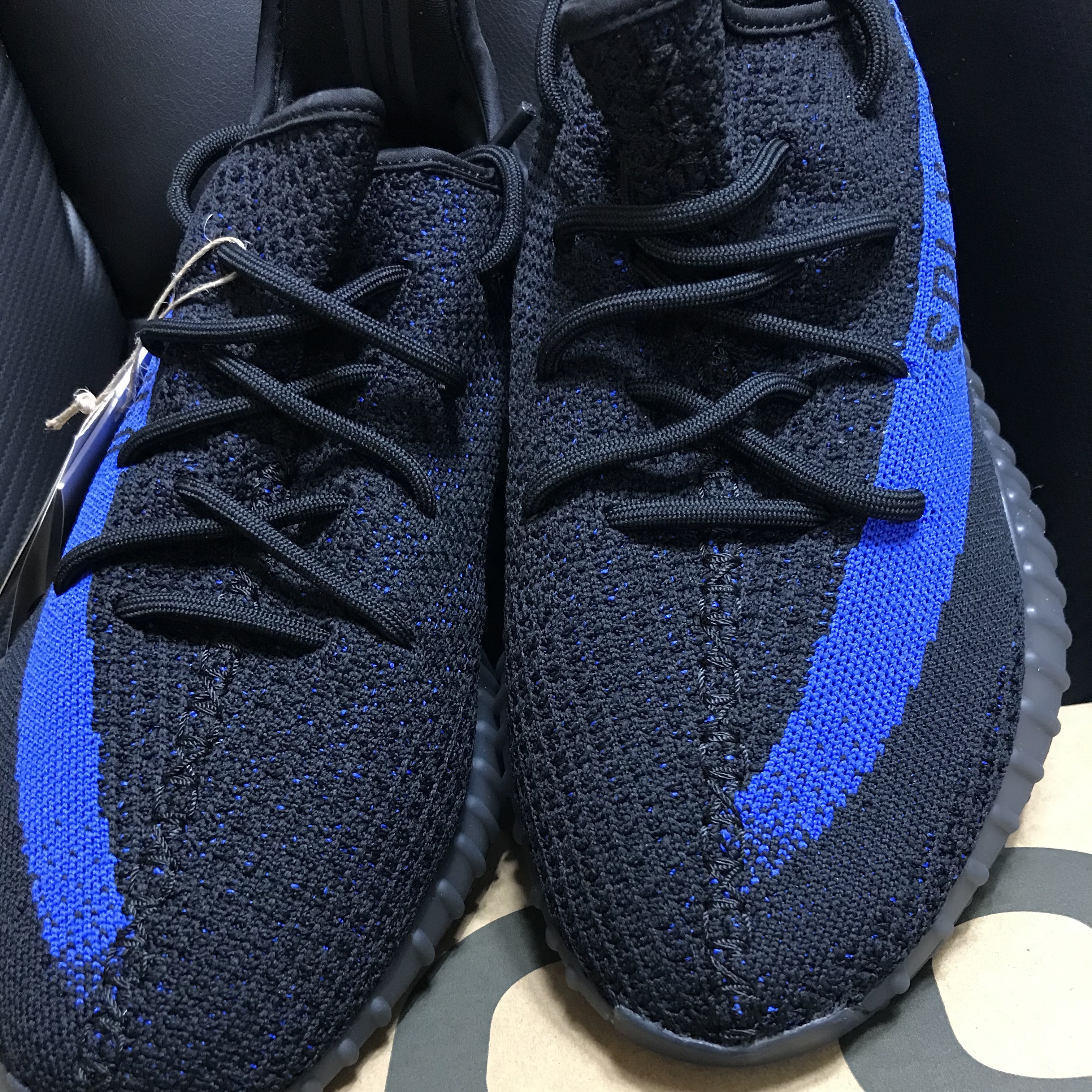 Adidas Yeezy Boost 350 V2 Dazzling Blue 착용 스타일 - 2