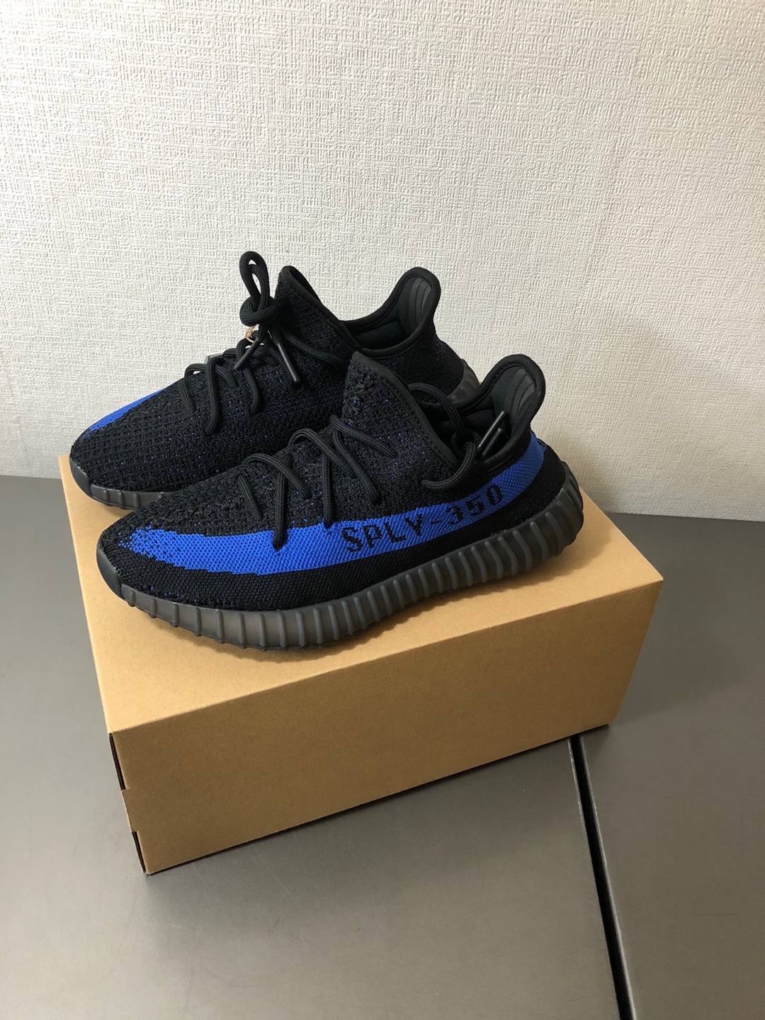 Adidas Yeezy Boost 350 V2 Dazzling Blue 착용 스타일 - 2
