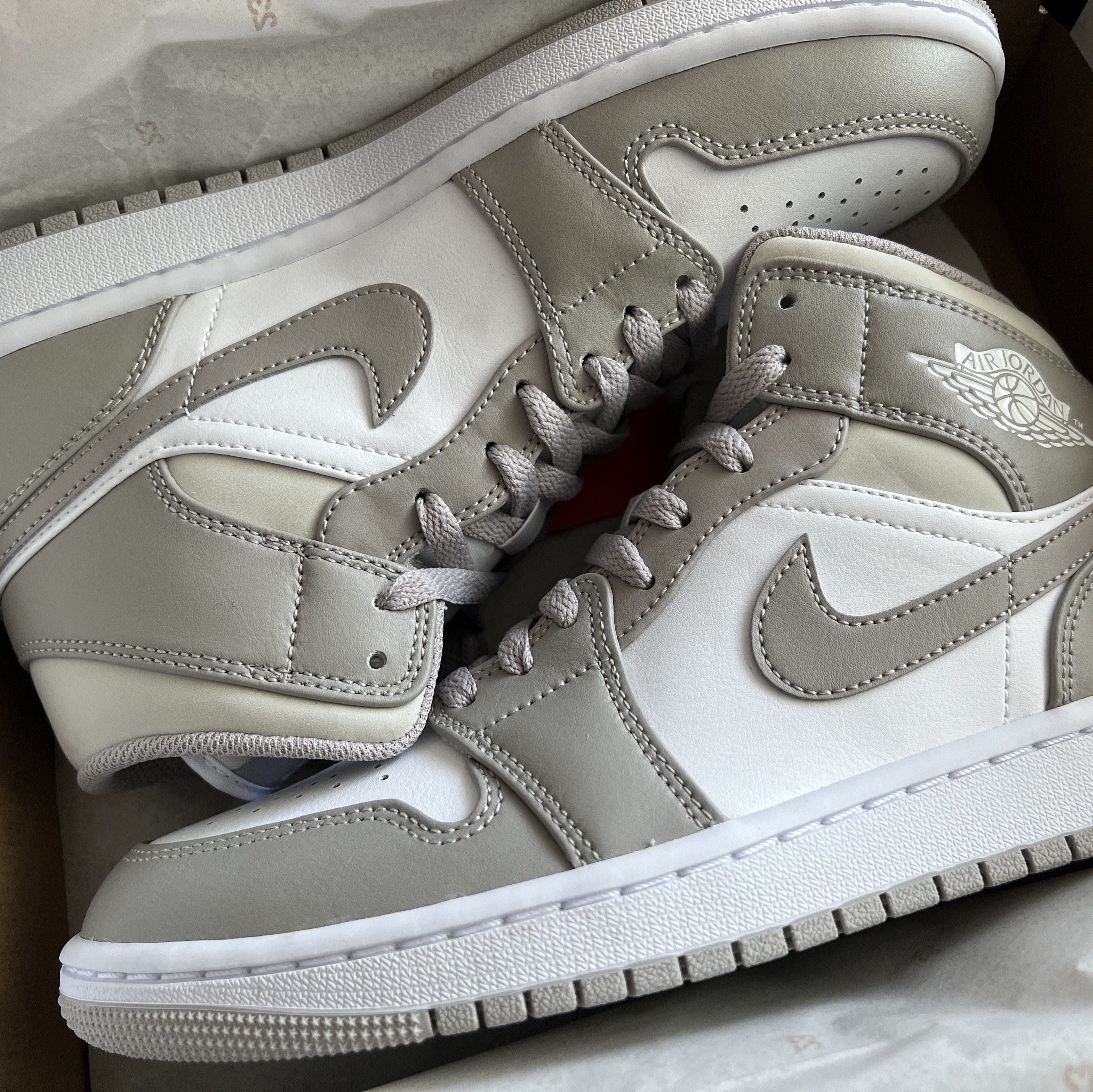 Jordan 1 Mid College Grey 착용 스타일