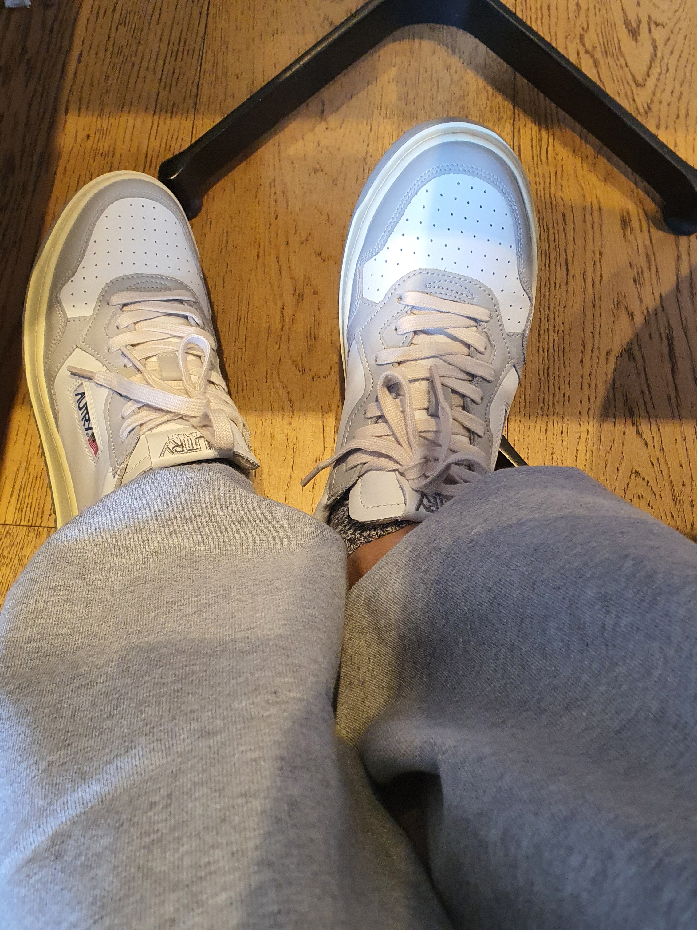 Autry Medalist Low Leather Sneakers Grey White, (W) Autry Medalist Low Leather Sneakers Grey White 착용 스타일 - 3