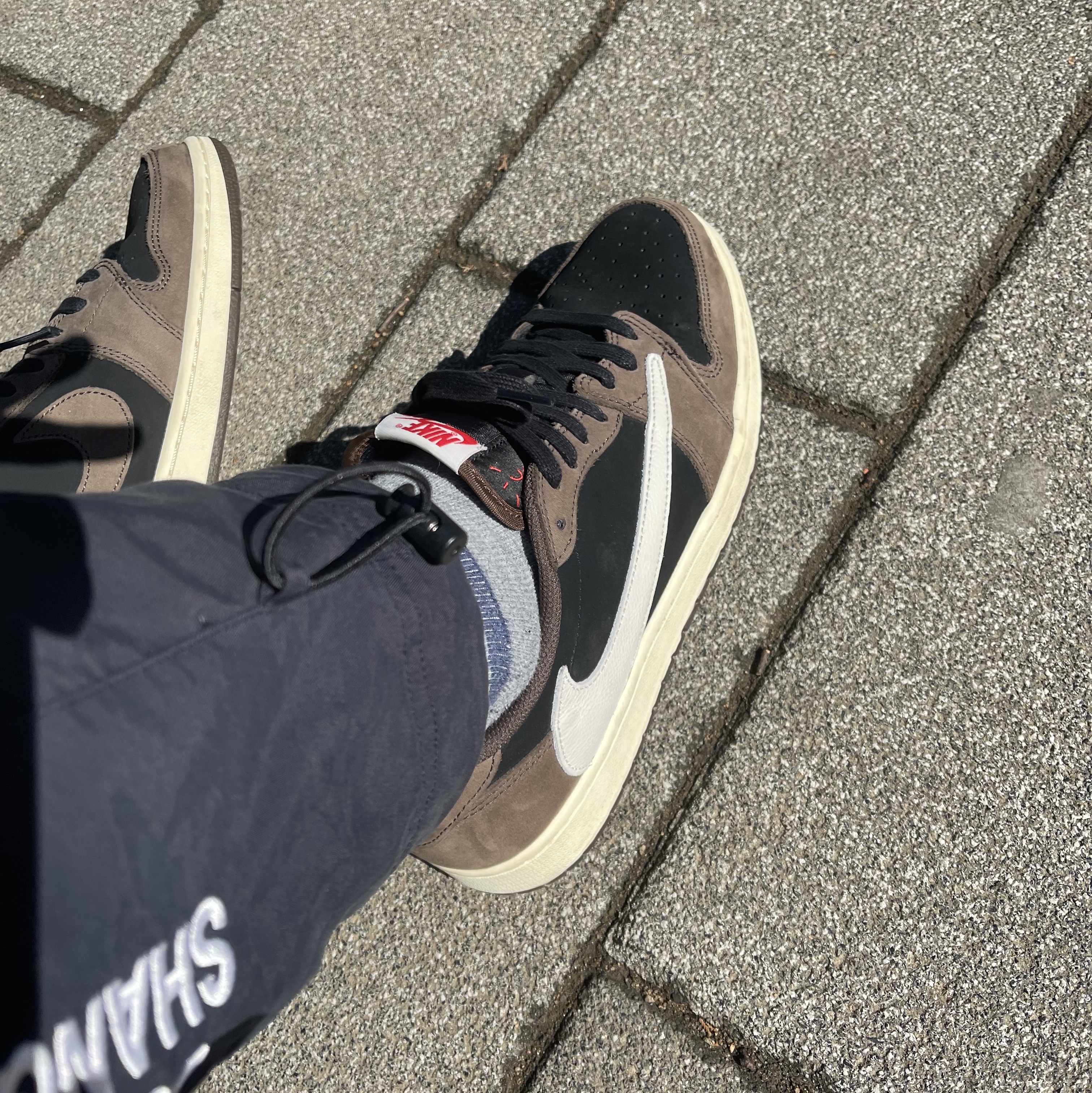 Jordan 1 x Travis Scott Retro Low OG SP Mocha 착용 스타일 - 1
