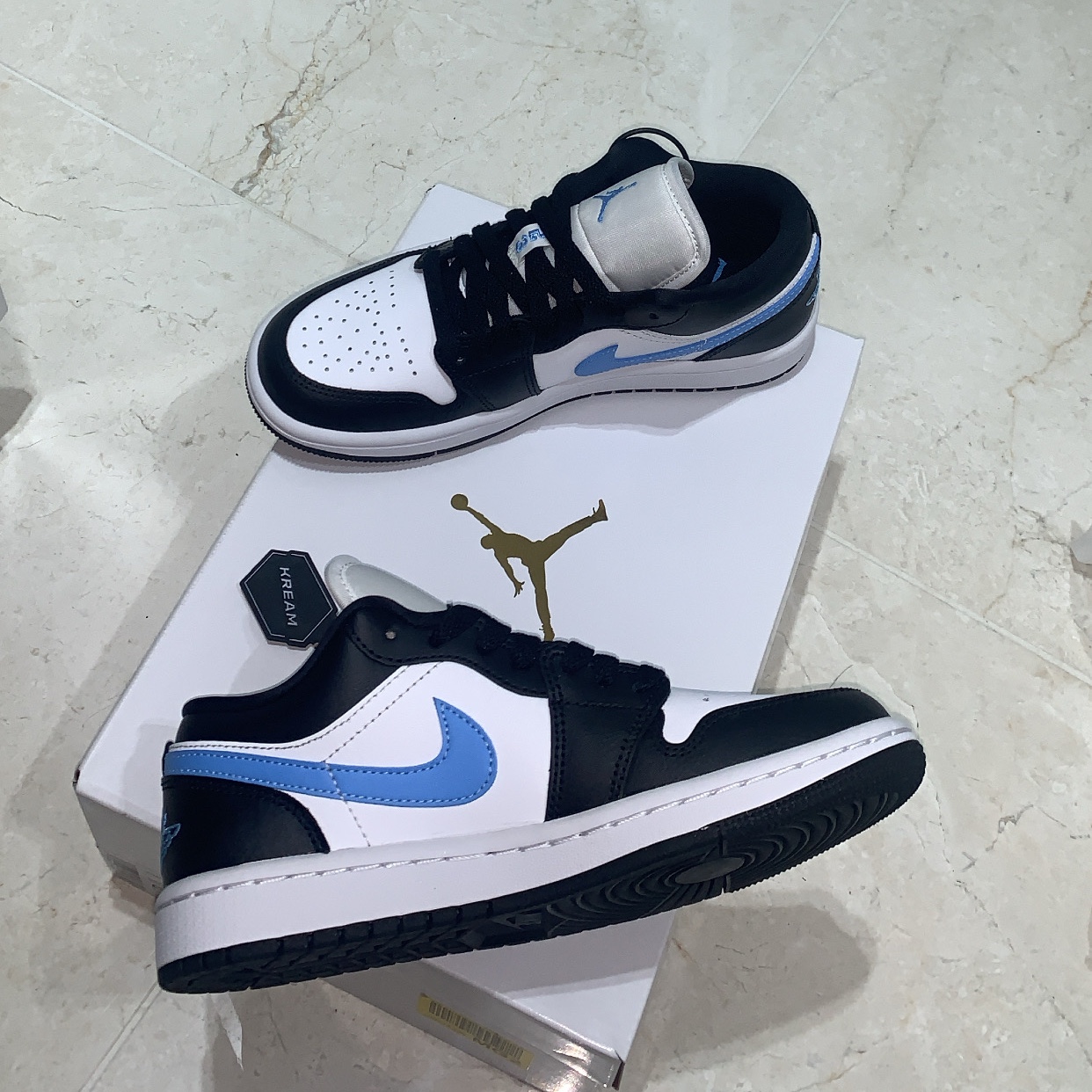 (W) Jordan 1 Low Black University Blue 착용 스타일 - 1