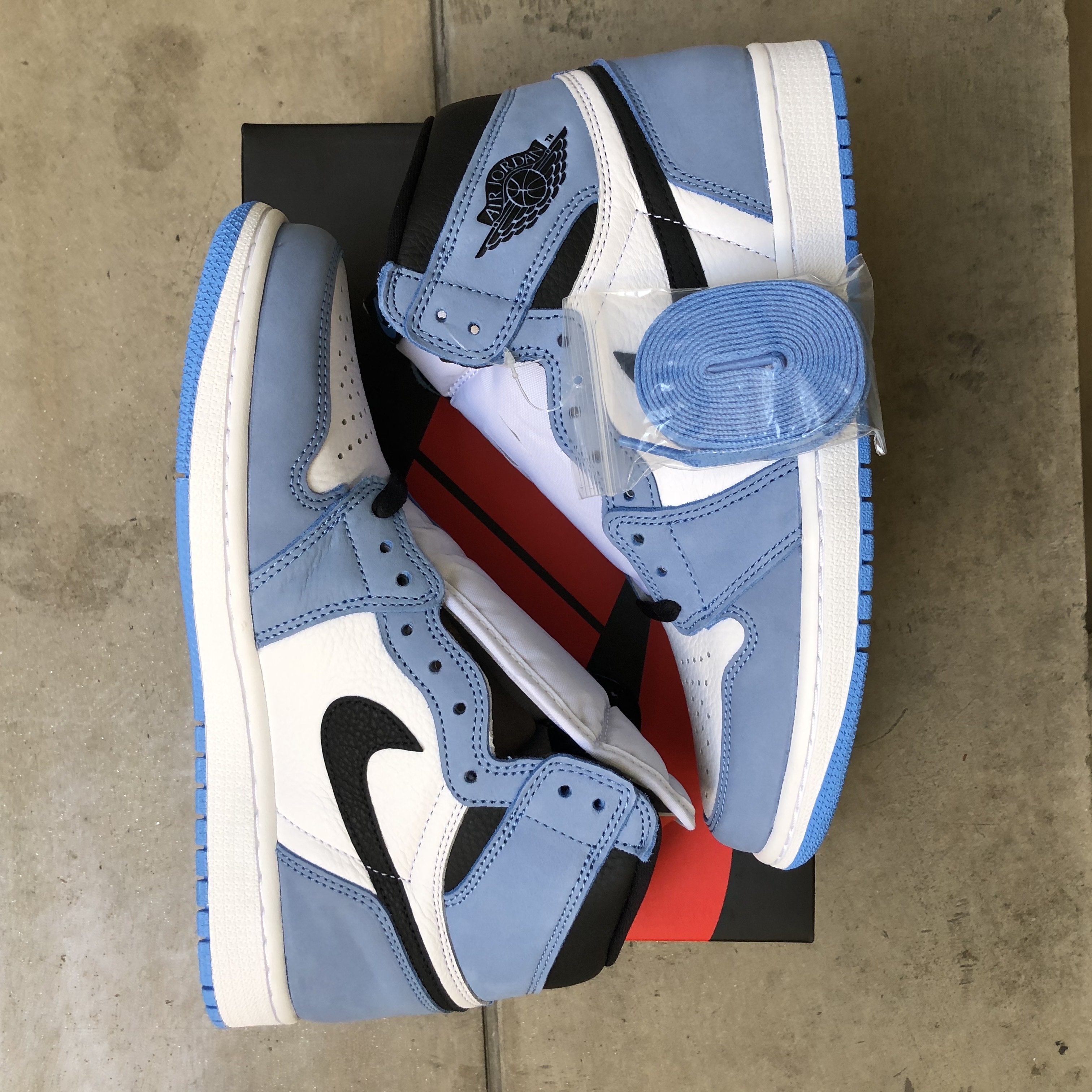 Jordan 1 Retro High OG University Blue 착용 스타일 - 3