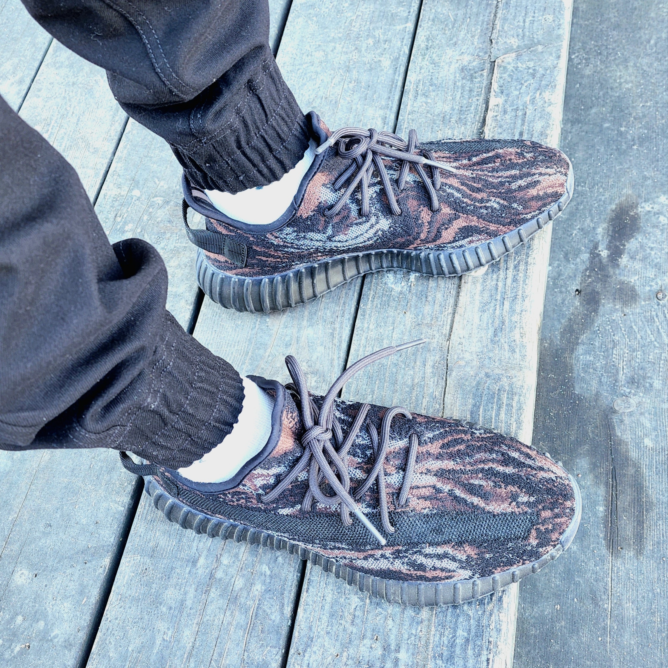 Adidas Yeezy Boost 350 V2 MX Rock 착용 스타일