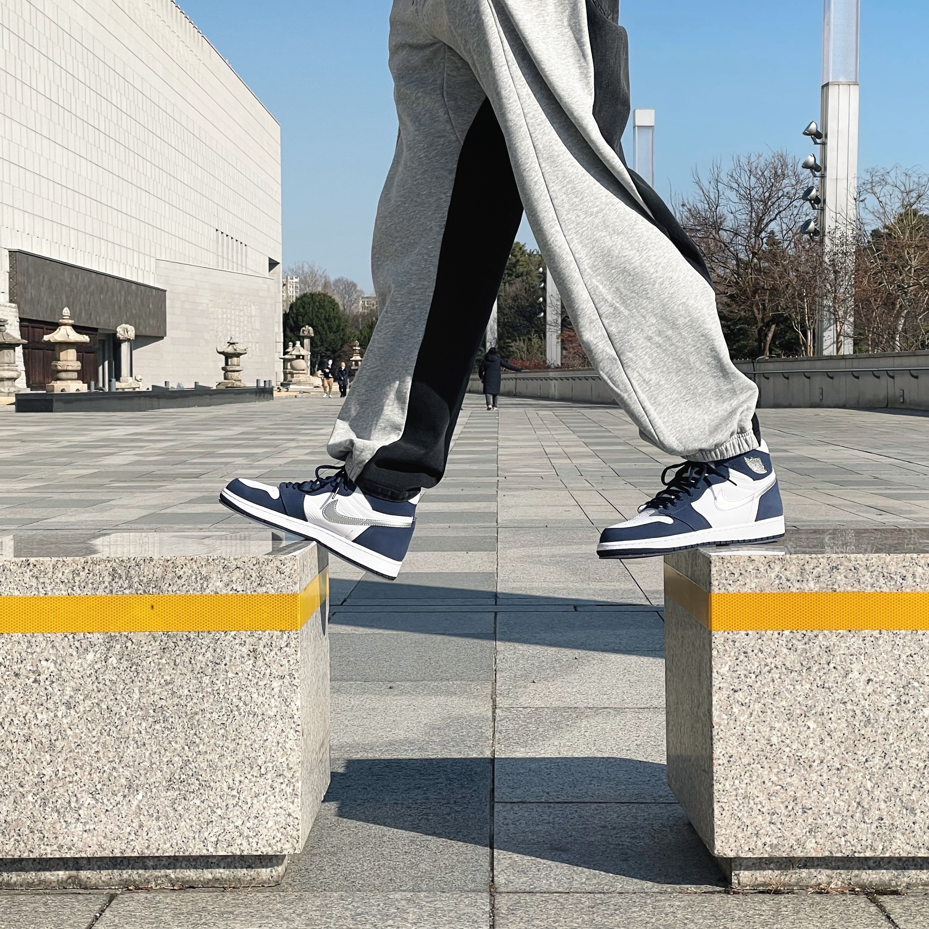 Jordan 1 Retro High OG CO.JP Midnight Navy 착용 스타일 - 2