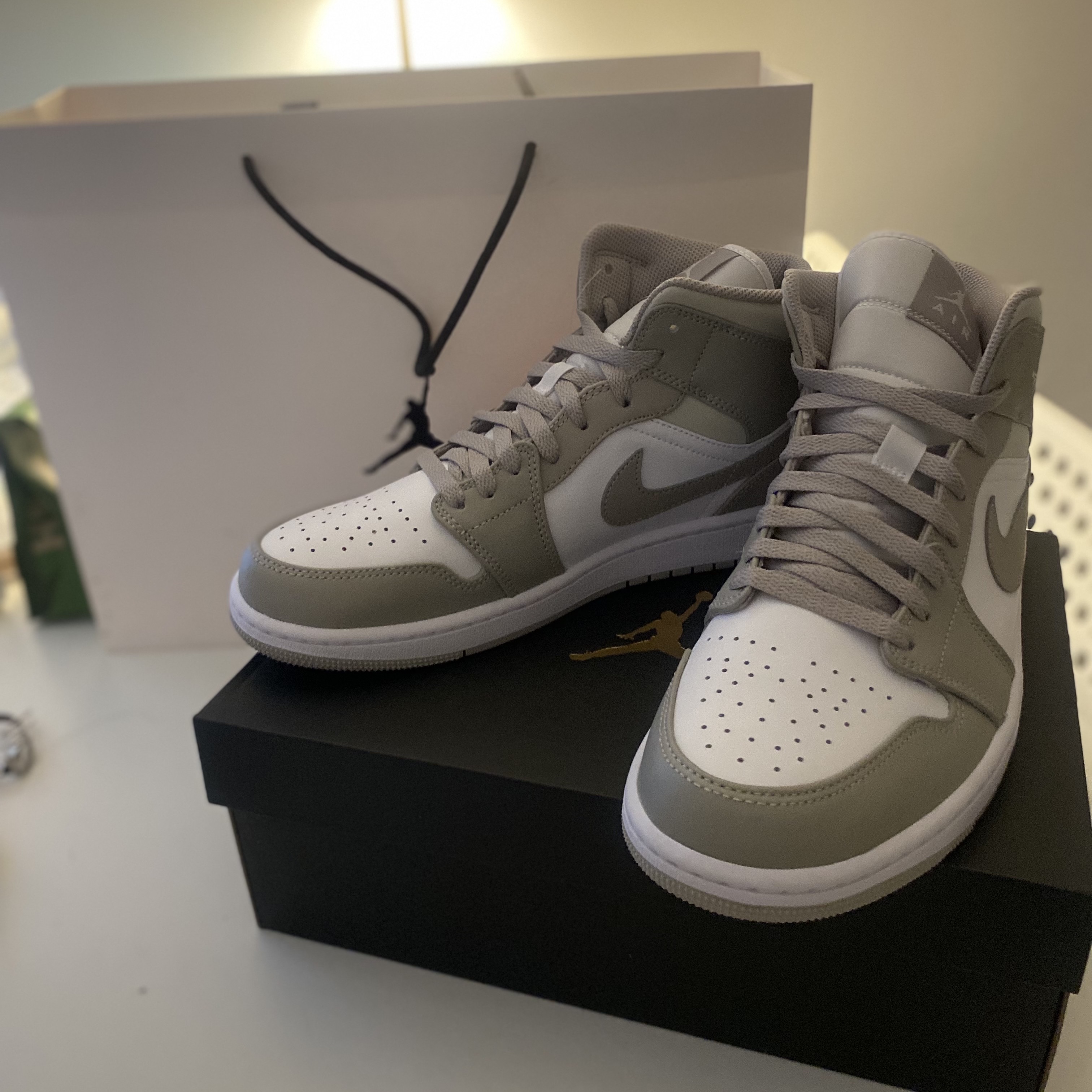 Jordan 1 Mid College Grey 착용 스타일 - 2