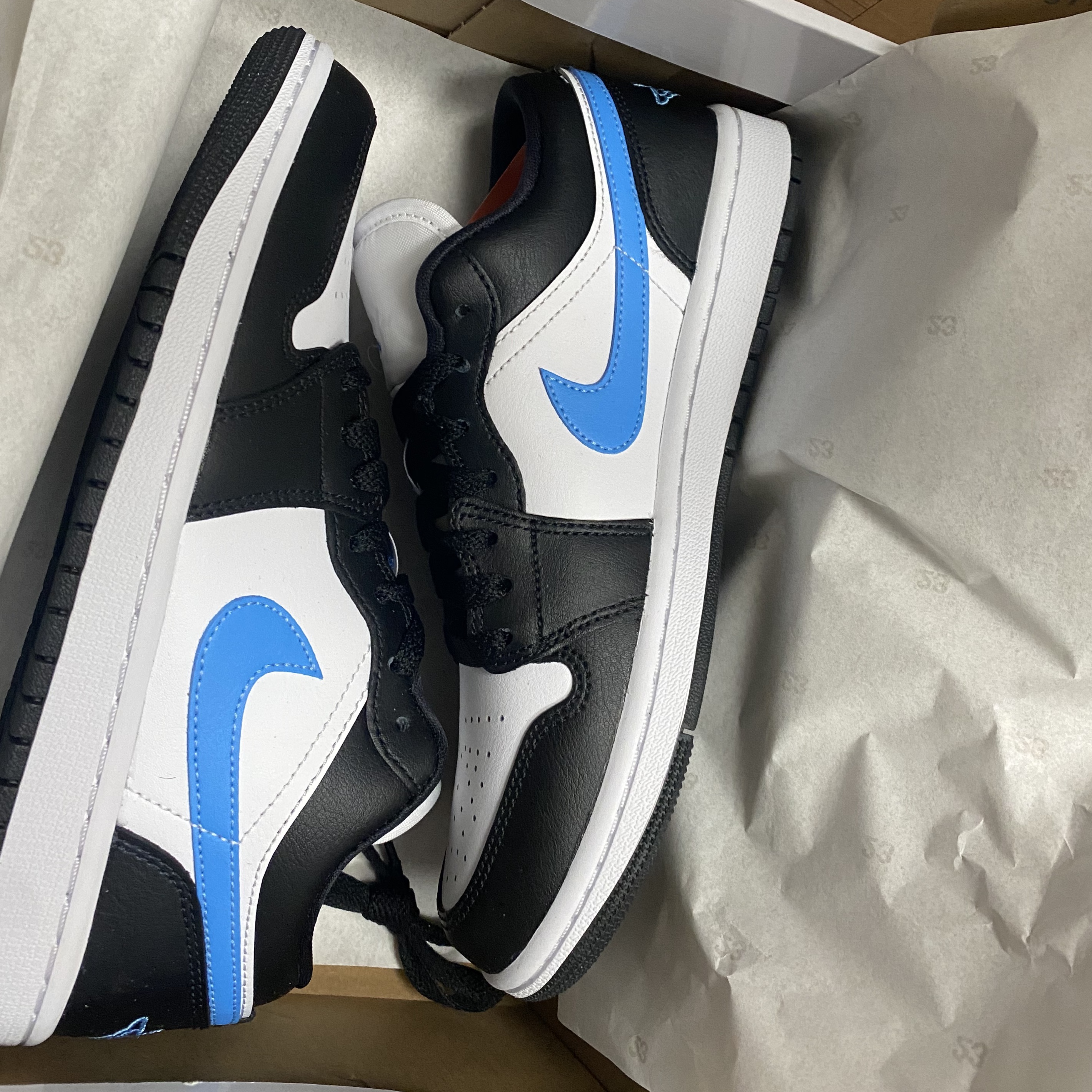 (W) Jordan 1 Low Black University Blue 착용 스타일