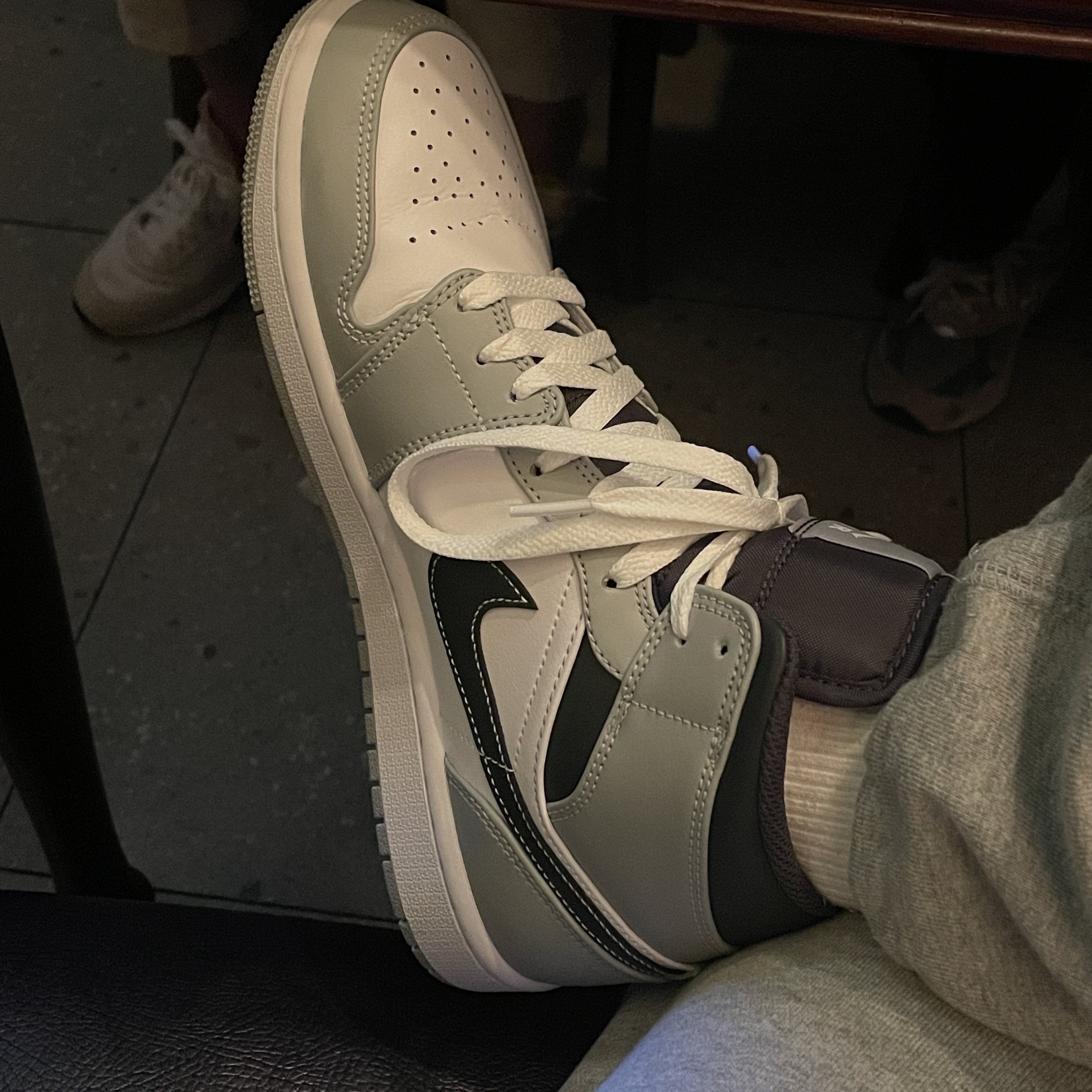 Jordan 1 Mid Light Smoke Grey Anthracite 착용 스타일