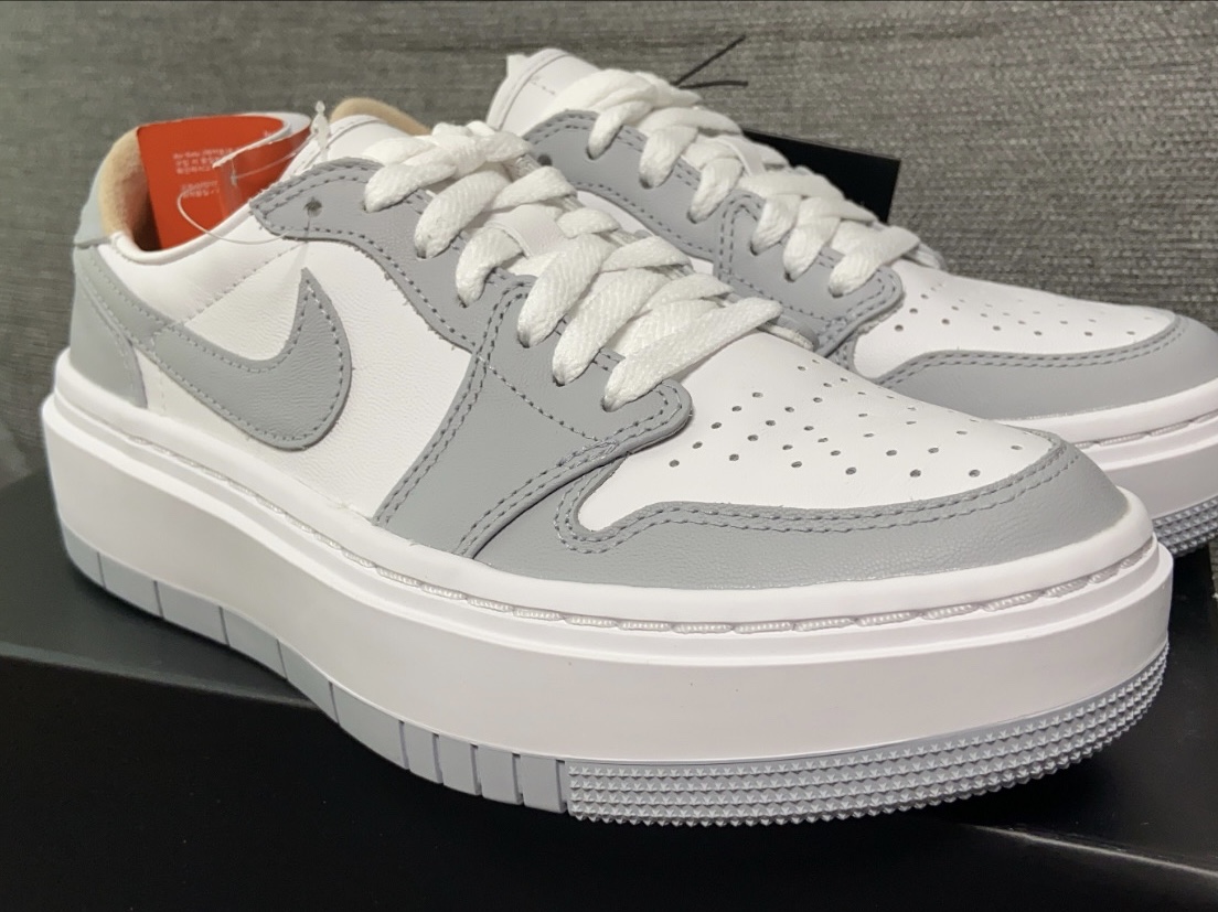 (W) Jordan 1 Elevate Low White and Wolf Grey 착용 스타일 - 1