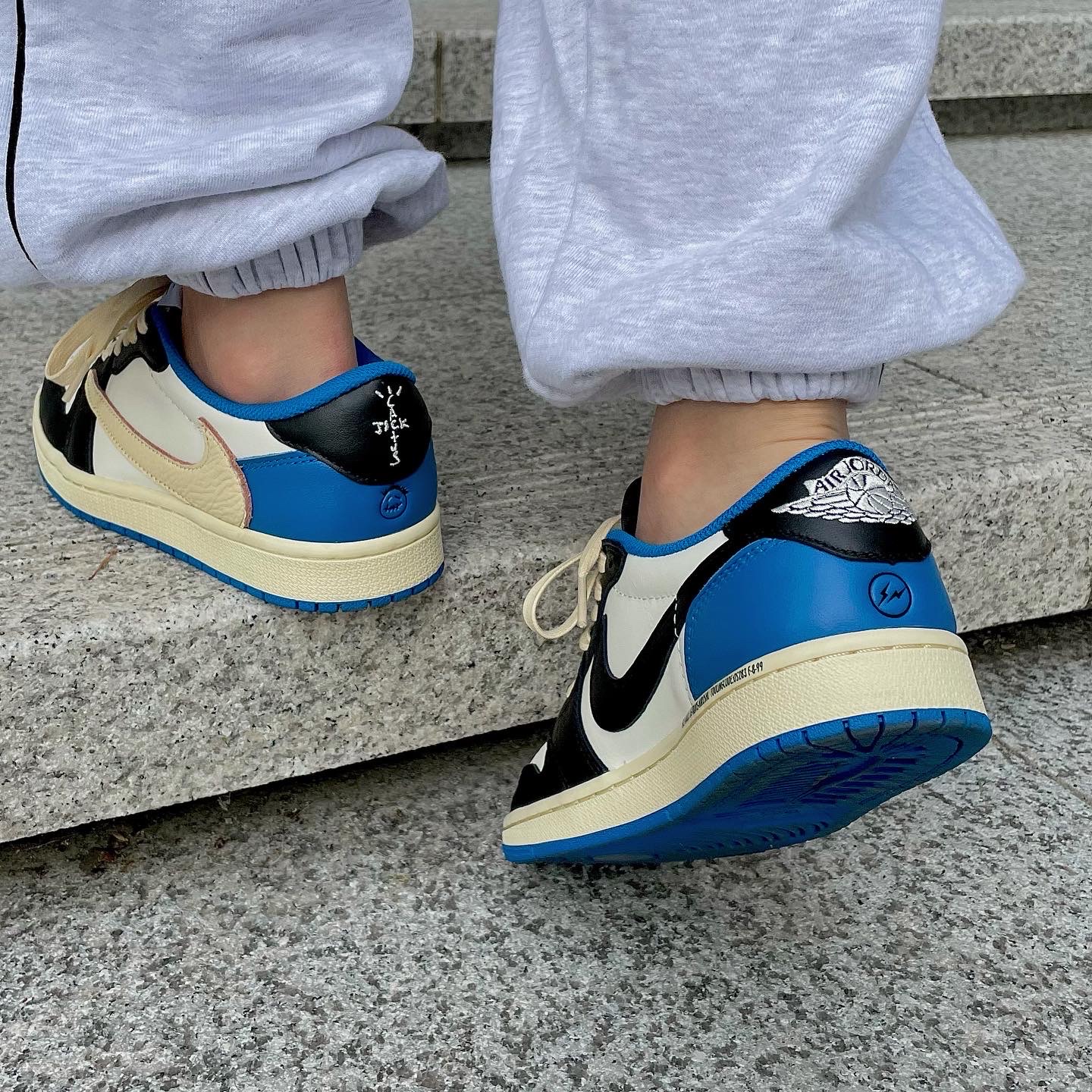 Jordan 1 x Travis Scott x Fragment Retro Low OG SP Military Blue 착용 스타일 - 3