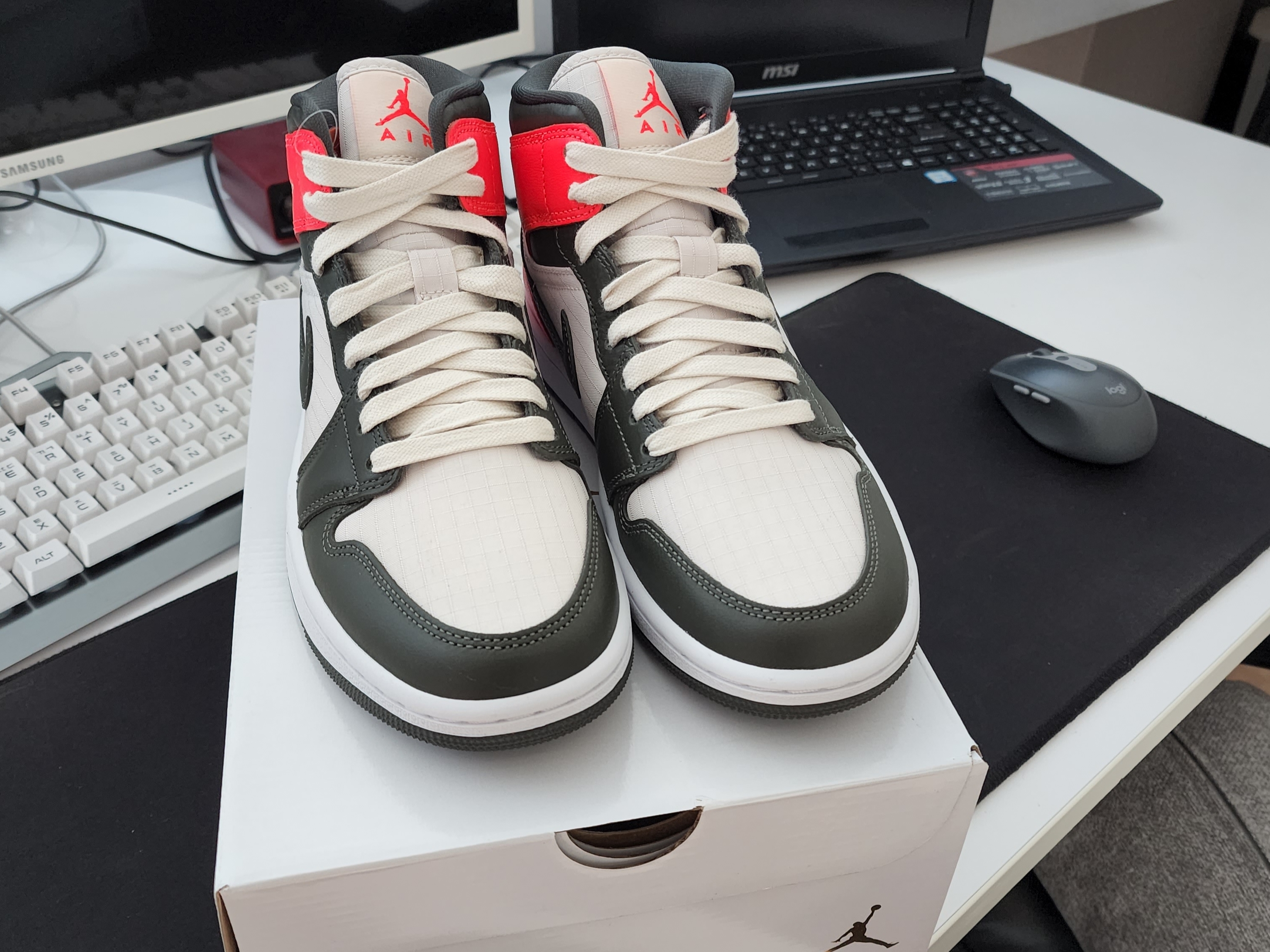 (W) Jordan 1 Mid SE Newsprint 착용 스타일 - 2