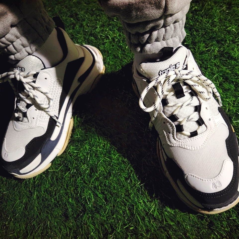 Balenciaga Triple S Trainer White Black 착용 스타일 - 4