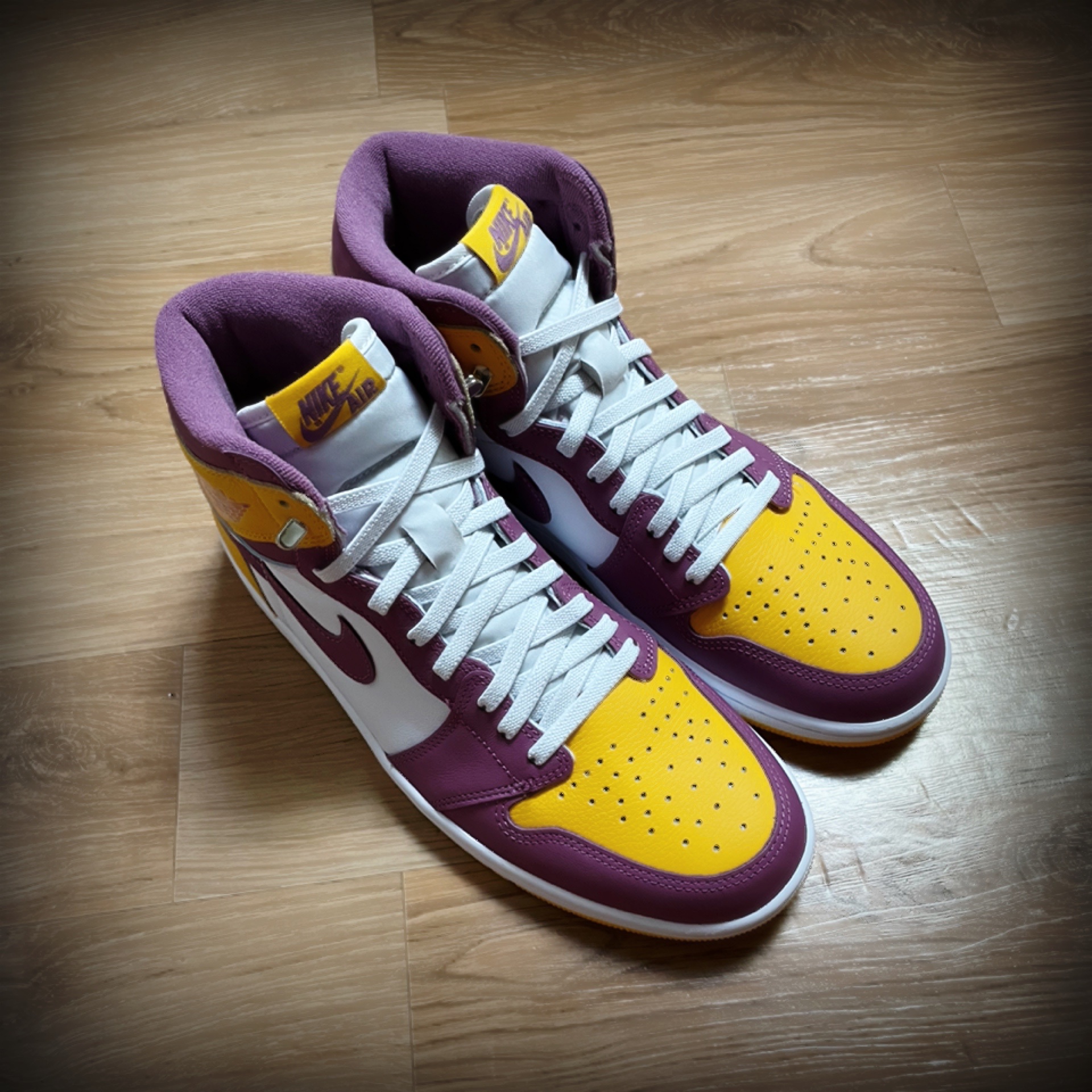 Jordan 1 Retro High OG University Gold Light Bordeaux 착용 스타일 - 1
