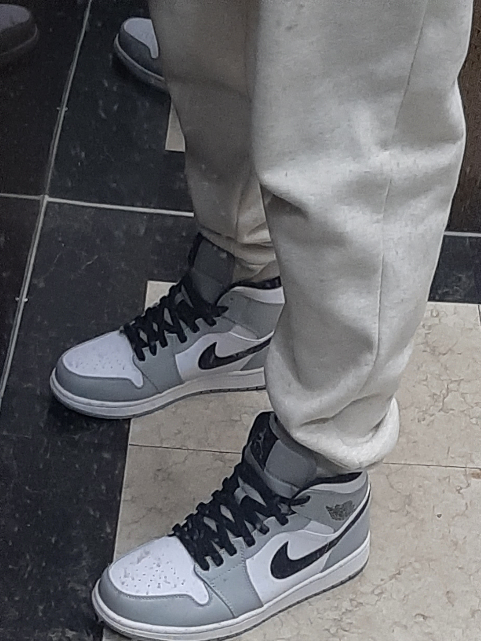 Jordan 1 Mid Light Smoke Grey 착용 스타일