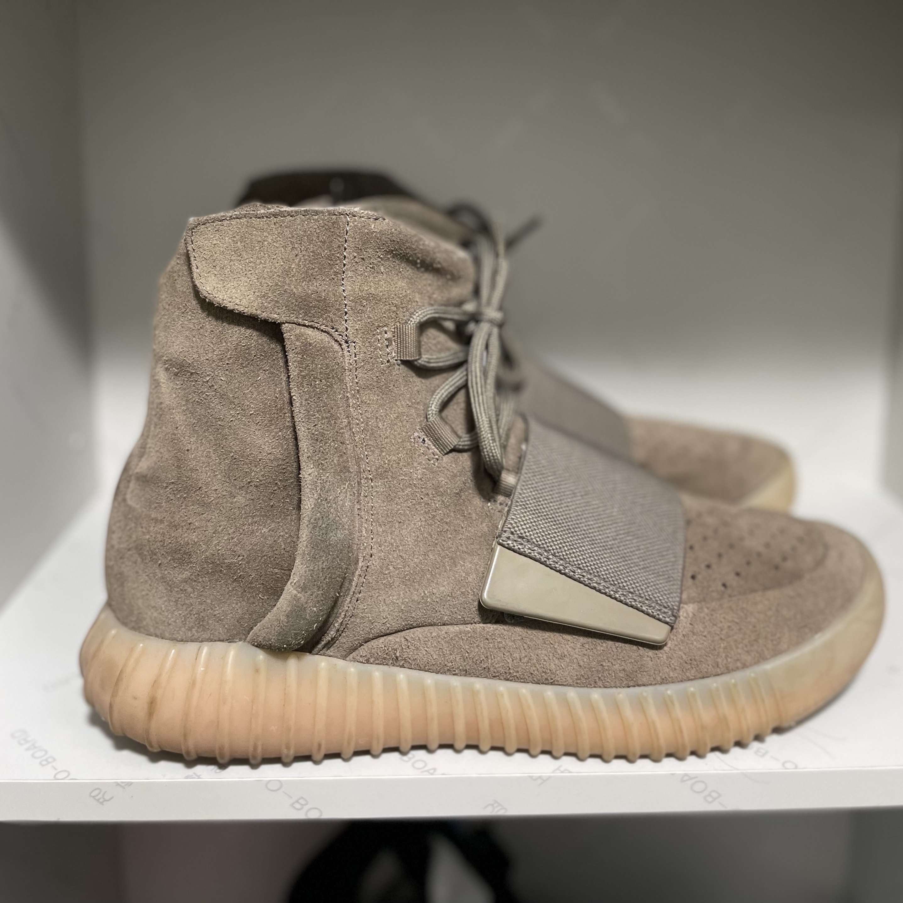 Adidas Yeezy Boost 750 Light Brown Gum (Chocolate) 착용 스타일 - 2