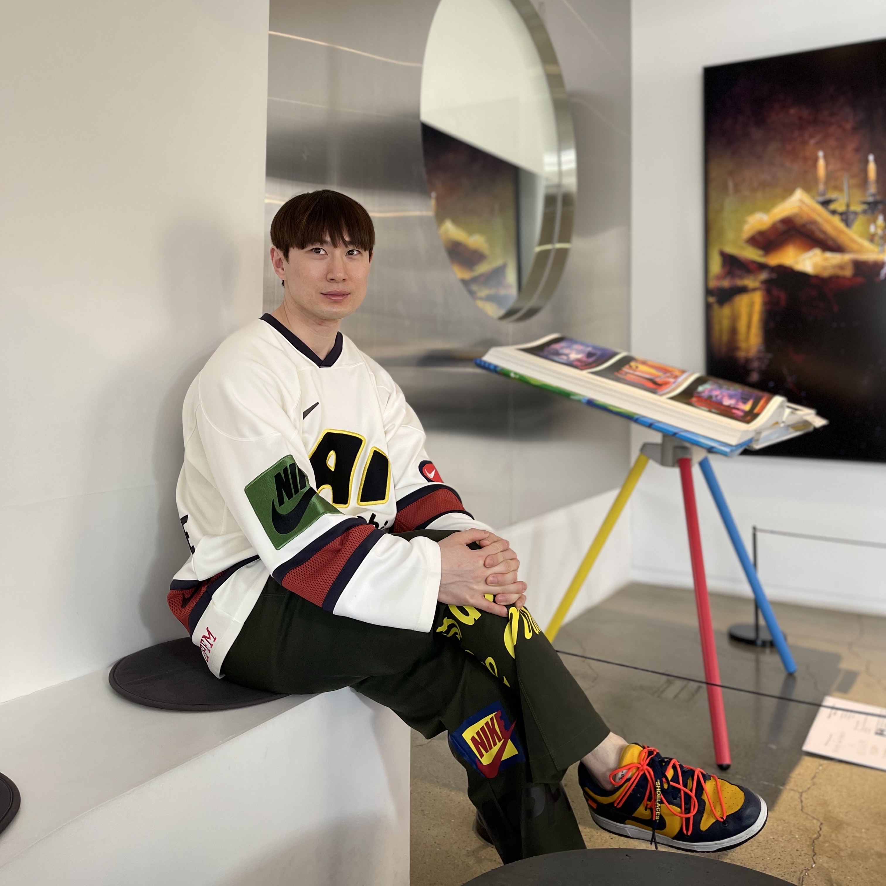 Nike x Cactus Plant Flea Market Hockey Jersey White, Nike x Cactus Plant Flea Market Track Pants Olive 착용 스타일 - 3