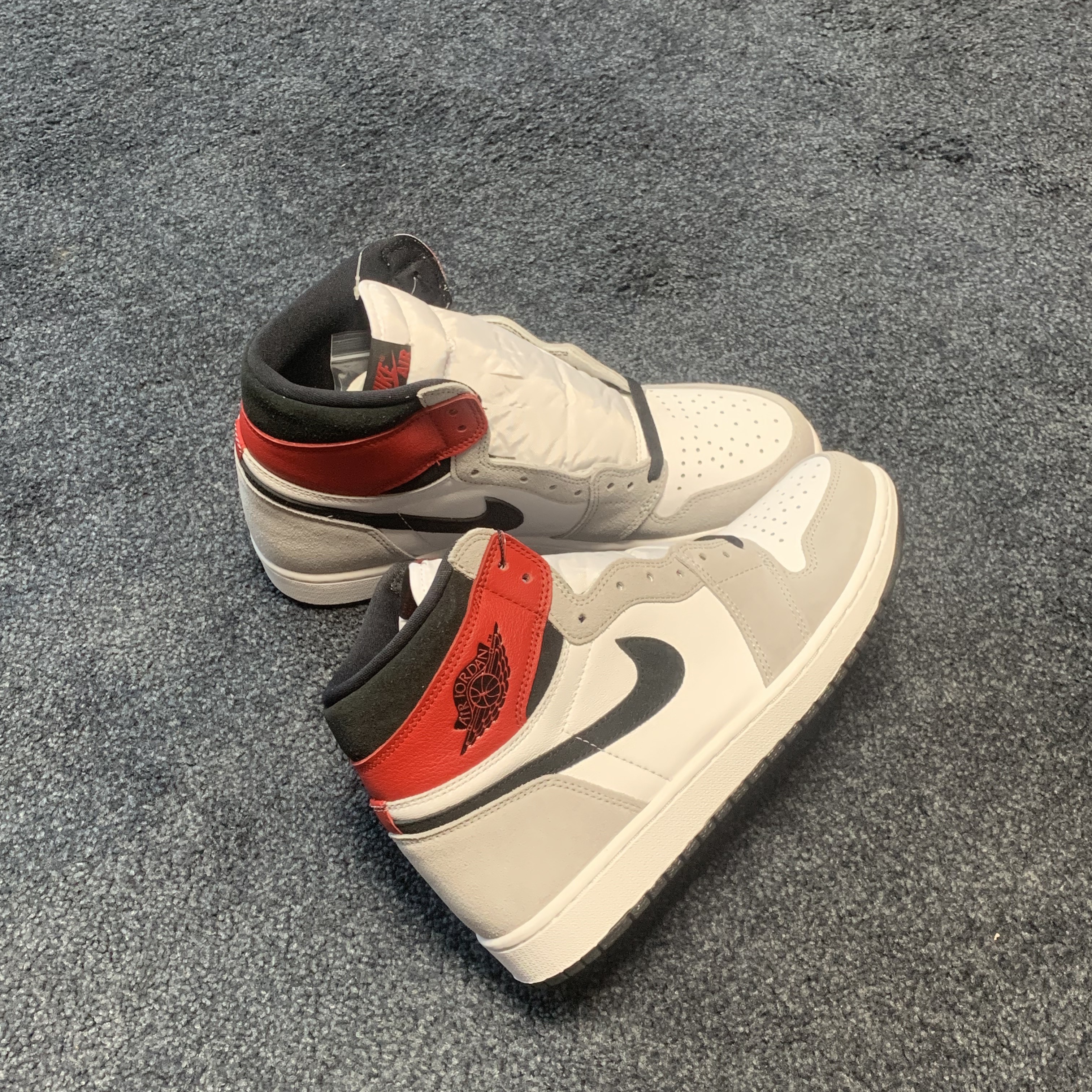 Jordan 1 Retro High OG Light Smoke Grey 착용 스타일 - 2