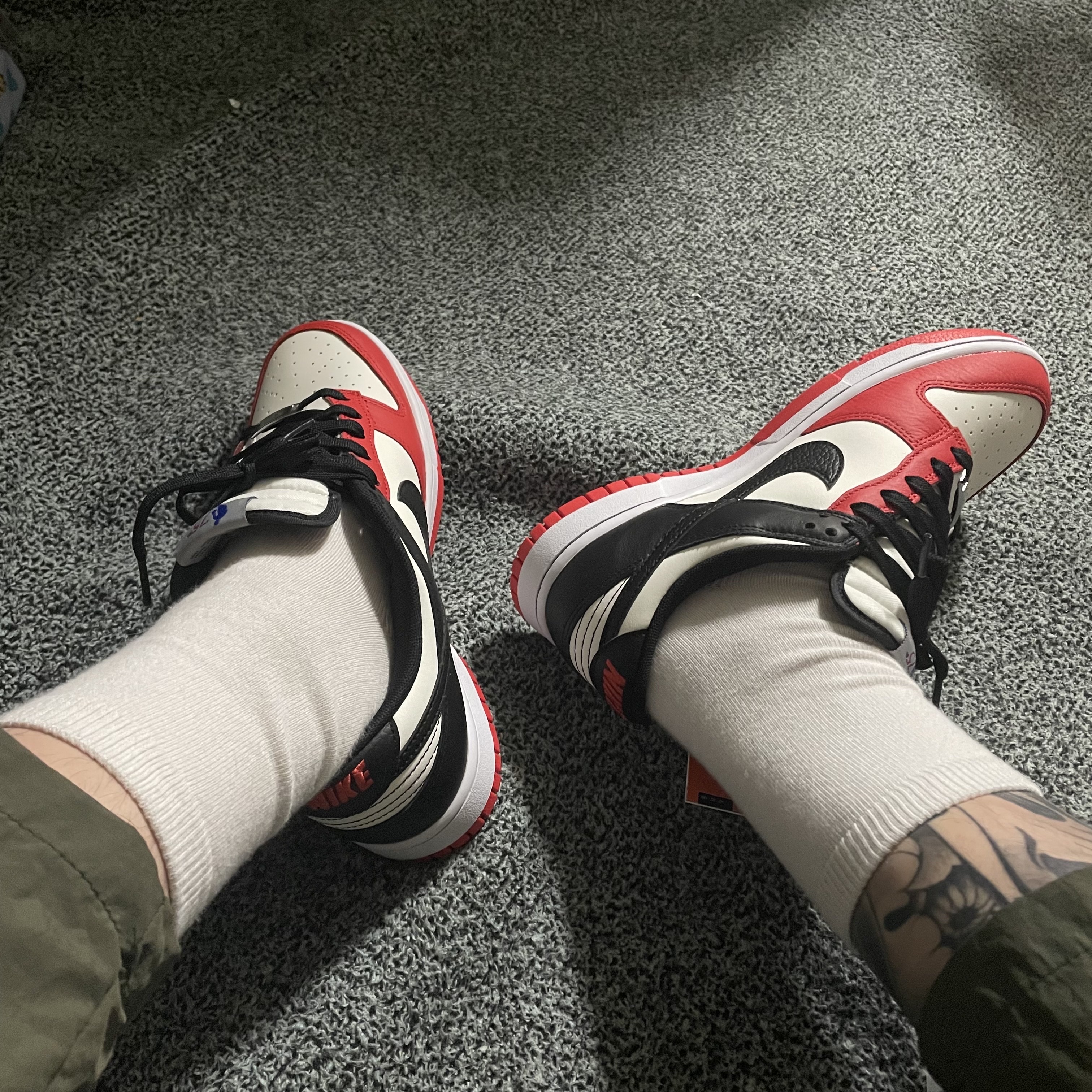 Nike x NBA Dunk Low Retro EMB Black and Chile Red 착용 스타일